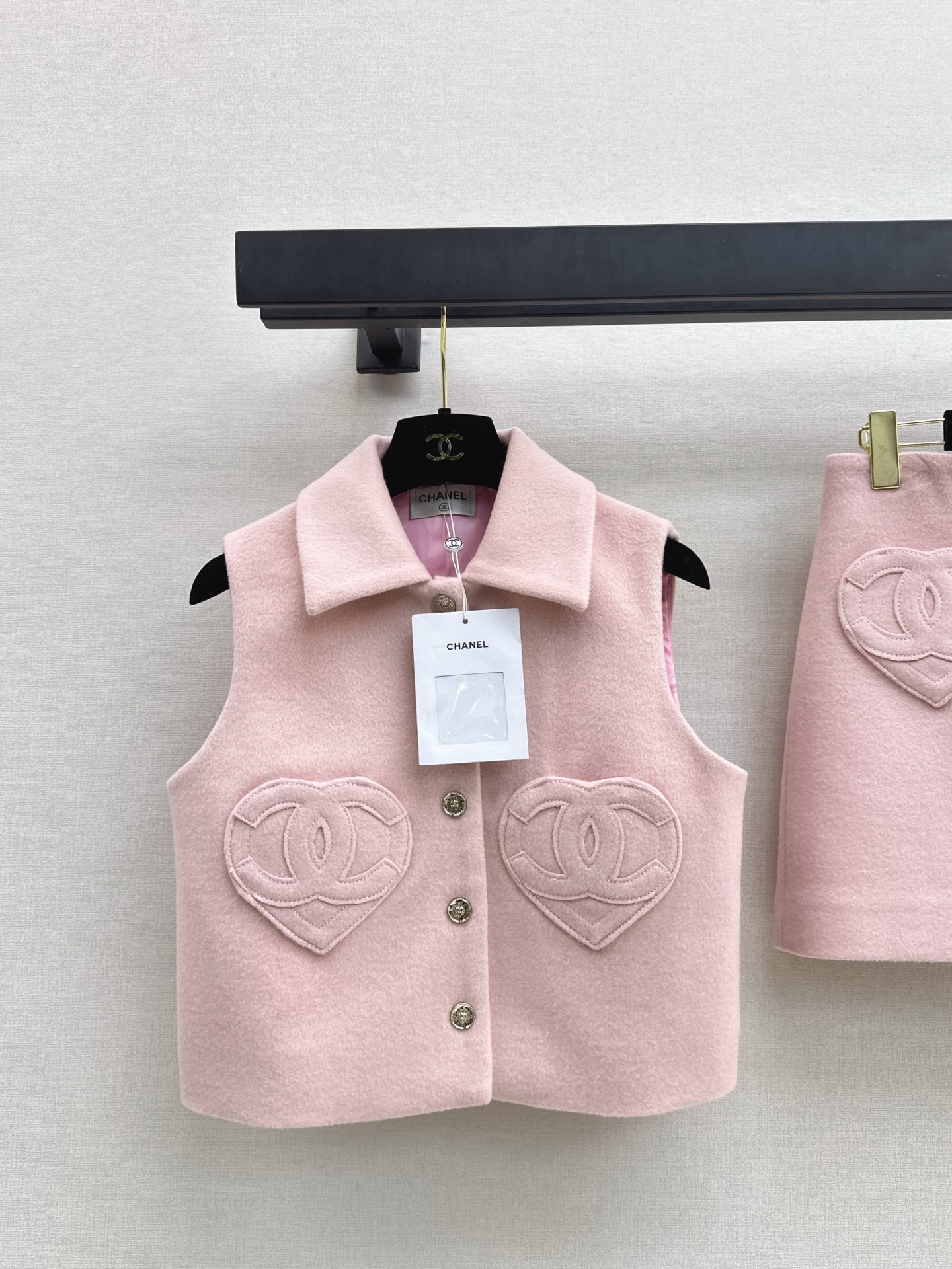 NO:587660,Exclusive first release of C Home 25Ss - the latest autumn and winter style with love and love. Double C pocket woolen vest jacket. Temperament. Lapel, short version. Tall and slim. Heart-shaped double C pocket patch embroidery design. Cute, sweet, cool and high-end. It combines French elegance and light luxury casual sense. Versatile and not picky. Camellia jacquard lining. 100% wool fabric. One color ready for sale sml,,chanel,jackets & coats,alexander wang19860909独家首发 C家 25Ss————秋冬最新款气质爱心双c口袋毛呢小马甲外套气质翻领小短款版型上身高挑又显瘦 心形双c口袋贴绣设计可爱甜酷又高级 融合了法式优雅与轻奢休闲感百搭不挑人 山茶花提花里衬 百分百全羊毛面料 一色现货发售sml,,chanel,jackets & coats,alexander wang,Women's clothing