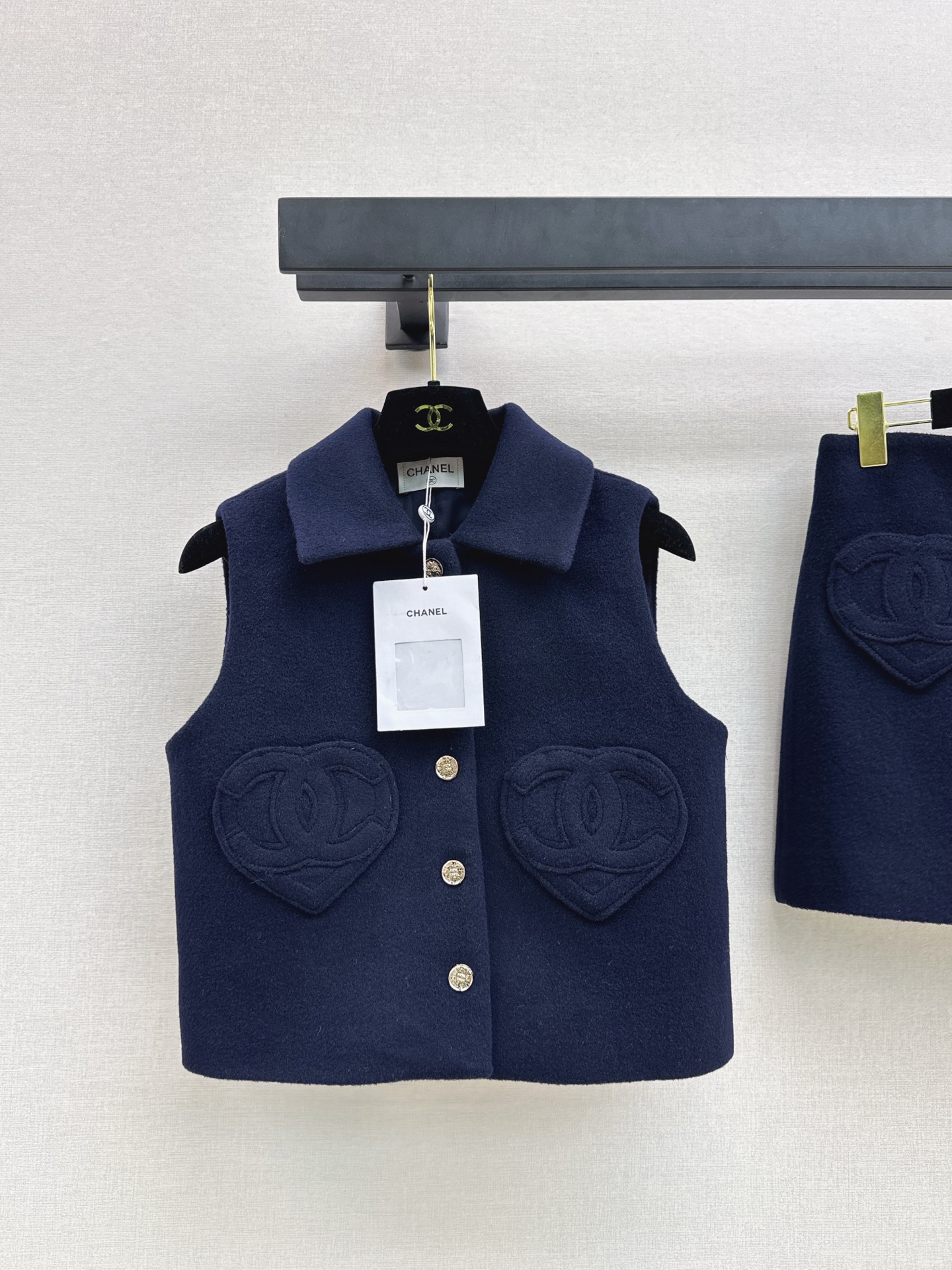 NO:587654,Exclusive first release of C Home 25Ss - the latest autumn and winter style with love and love. Double C pocket woolen vest jacket. Temperament. Lapel, short version. Tall and slim. Heart-shaped double C pocket patch embroidery design. Cute, sweet, cool and high-end. It combines French elegance and light luxury casual sense. Versatile and not picky. Camellia jacquard lining. 100% wool fabric. One color ready for sale sml,,chanel,jackets & coats,alexander wang19860909独家首发 C家 25Ss————秋冬最新款气质爱心双c口袋毛呢小马甲外套气质翻领小短款版型上身高挑又显瘦 心形双c口袋贴绣设计可爱甜酷又高级 融合了法式优雅与轻奢休闲感百搭不挑人 山茶花提花里衬 百分百全羊毛面料 一色现货发售sml,,chanel,jackets & coats,alexander wang,Women's clothing