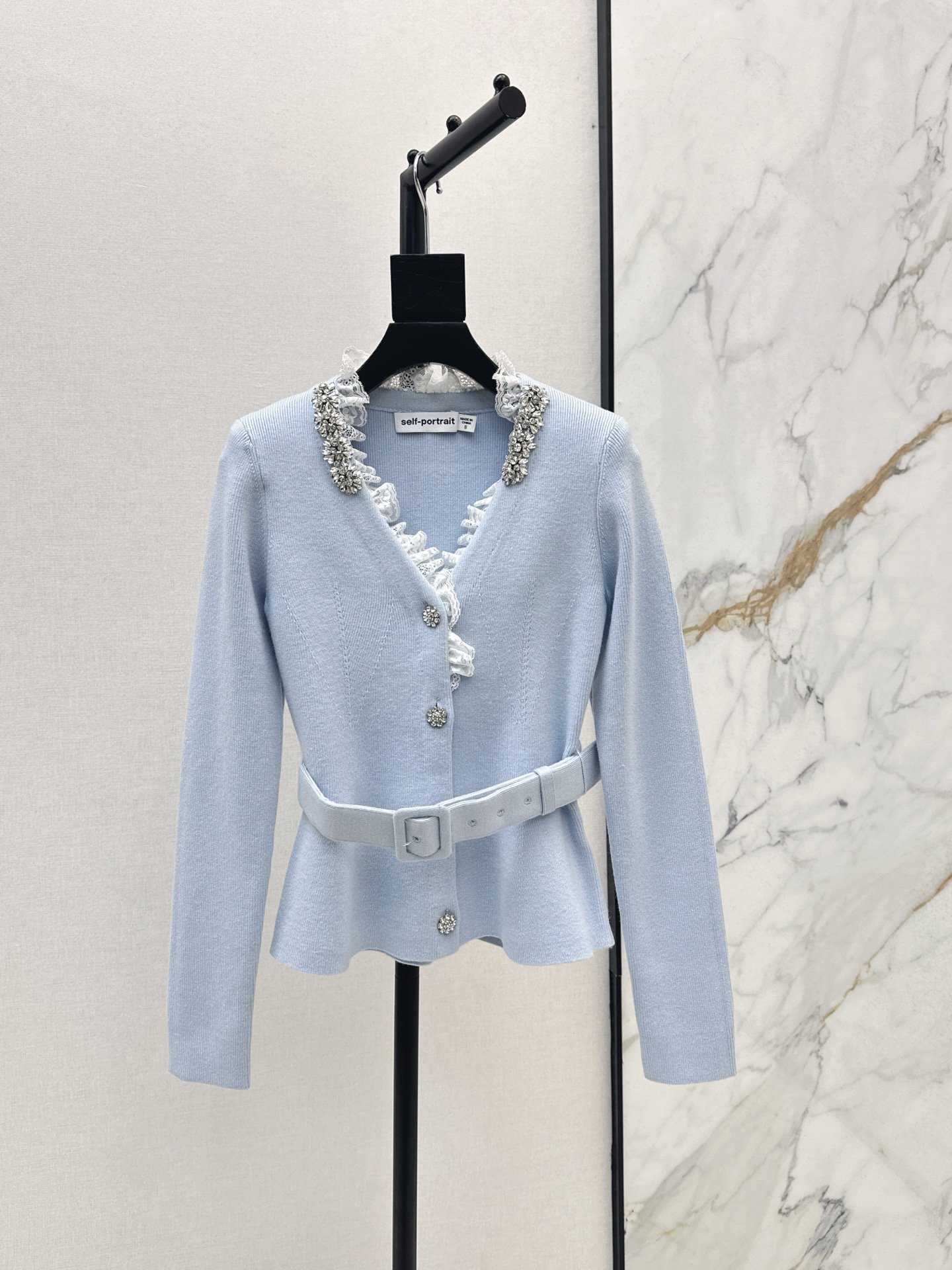 NO:587648,380S 25Ss————The latest gentle and smart splicing lace V-neck knitted jacket in autumn and winter. This blue color is so beautiful. The lace splicing at the neckline is smart and romantic. The diamond ornaments are like starlight, instantly lighting up the overall look. The waist tie outlines the graceful waist and makes you slimmer. Elegant style. One color ready for sale sml 0,,jackets & coats,alexander wang19860909380S 25Ss————秋冬最新款温柔高智感拼接蕾丝花边V领针织外套 这个蓝色太美了奶呼呼的 领口处的蕾丝拼接灵动又浪漫 钻饰点缀如星光洒落 瞬间点亮整体造型 收腰系带勾勒出曼妙腰细更显瘦 气质优雅款 一色现货发售sml 0,,jackets & coats,alexander wang,Women's clothing