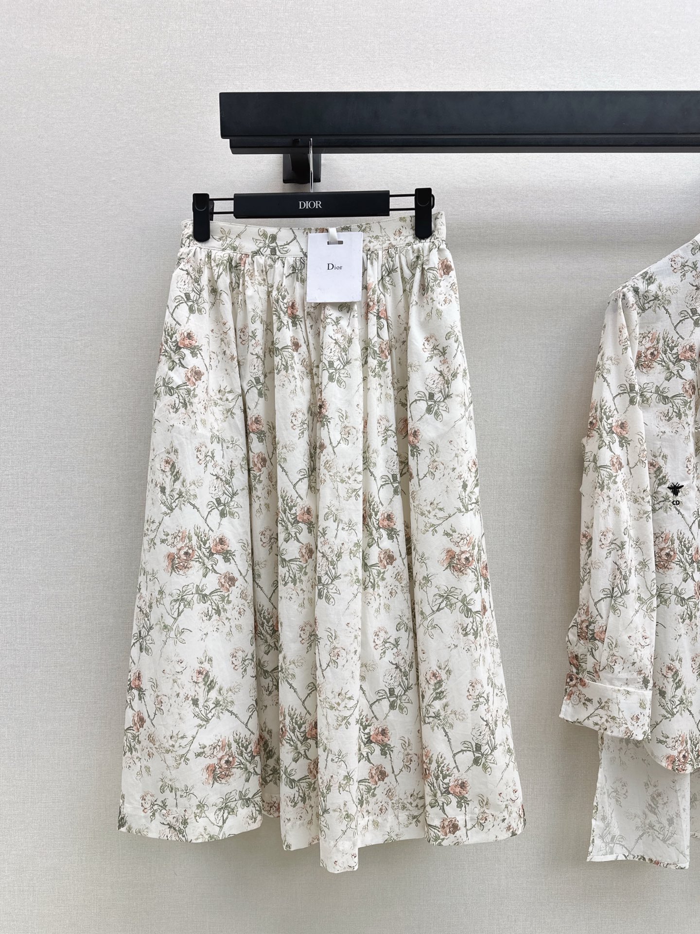 NO:587638,CD 25Ss————The latest romantic floral series suit for autumn and winter, floral shirt + skirt, so good at capturing the spring atmosphere!  Pair it with the same series of skirts. It is relaxed and elegant. It is fresh and not gaudy. It has a sweet but not greasy sense of liveliness. The ruffled neckline design is loose and can outline the body shape. It is suitable for commuting and dating. It is suitable for commuting and dating. It is developed in one color. Ready for sale smlxl, skirts, shirts, alexander wang19860909CD 25Ss————秋冬最新款浪漫花卉系列套装碎花衬衫+半裙 太会拿捏春日氛围了！搭配同系列半裙 松弛又显气质 清新又不艳俗 甜而不腻的活泼感直接拉满 荷叶边领口设计 松弛又能勾勒身形日常出街就是行走的春日画报 通勤约会都适配 一色分开发 现货发售smlxl,,skirts,shirts,alexander wang,Women's clothing