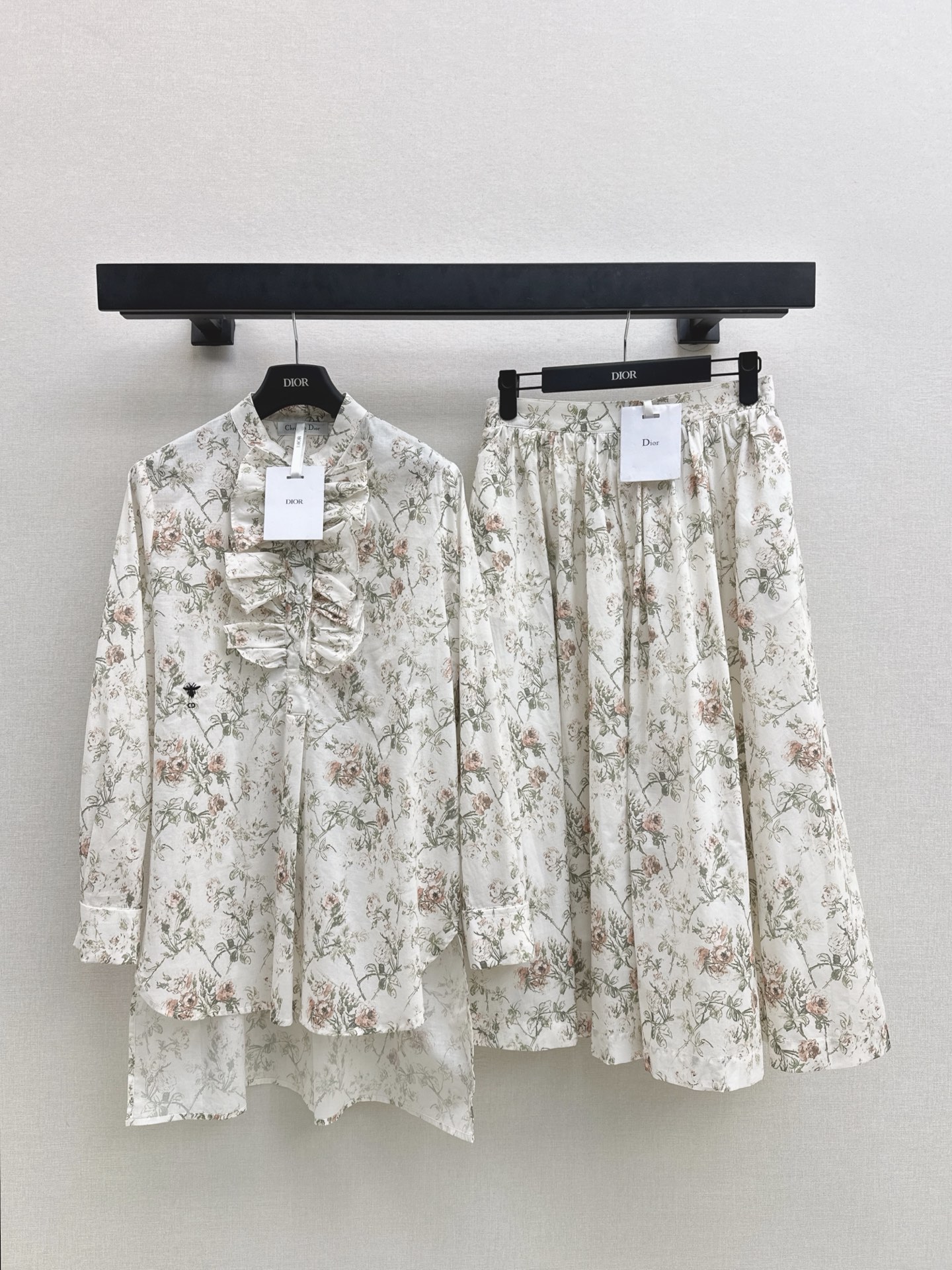 NO:587630,CD 25Ss————The latest romantic floral series suit for autumn and winter, floral shirt + skirt, so good at capturing the spring atmosphere!  Paired with the same series of skirts, it is relaxed and elegant, fresh and not gaudy, sweet but not greasy, and has a lively feel that is straight forward. The ruffled neckline design is loose and can outline the body shape. It is suitable for commuting and dating. It is suitable for commuting and dating. It is developed in one color. Ready for sale smlxl lining, skirts, shirts, alexander wang19860909CD 25Ss————秋冬最新款浪漫花卉系列套装碎花衬衫+半裙 太会拿捏春日氛围了！搭配同系列半裙 松弛又显气质 清新又不艳俗 甜而不腻的活泼感直接拉满 荷叶边领口设计 松弛又能勾勒身形日常出街就是行走的春日画报 通勤约会都适配 一色分开发 现货发售smlxl 衬,,skirts,shirts,alexander wang,Women's clothing