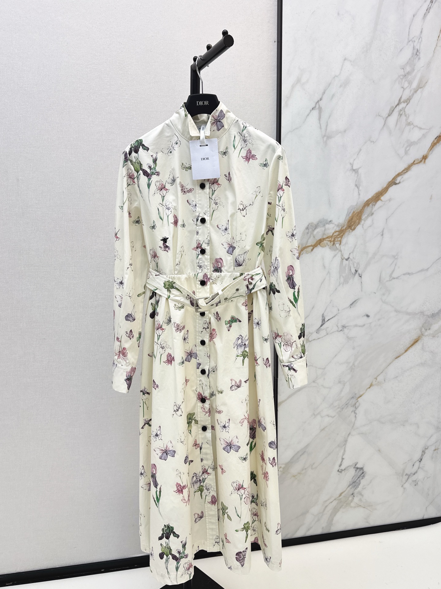 NO:587609,CD 25Ss————The latest butterfly print long dress in autumn and winter. The light color background makes the flower butterfly pattern cool and gentle. Stand-up collar and waist tie. Long version. It can modify the body shape and has an elegant atmosphere. Suitable for commuting and dating. Gentleness bonus. One color ready for sale. smlxl,,skirts,alexander wang19860909CD 25Ss————秋冬最新款蝴蝶印花长款连衣裙浅调底色衬得花卉蝴蝶纹样清冷又温柔 立领收腰系带 长款版型 既能修饰身形又自带优雅氛围感 通勤约会都适配 温柔加分 一色现货发售smlxl,,skirts,alexander wang,Women's clothing