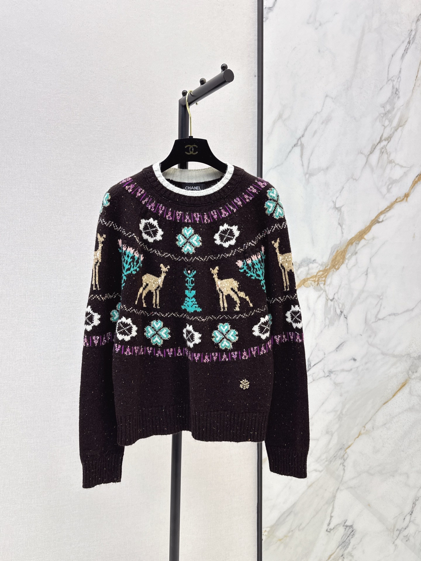 NO:587582,Popular recommendation: C Home 25Ss - the latest Coconeige ski series sweater for autumn and winter. Very wintery atmosphere. Christmas Fair Isle hook-and-loop pattern. Classic round neck silhouette, versatile and fashionable. Customized colorful wool yarn. Double-layer collar design. Front and rear positioning. Heavy hook edge intarsia pattern decoration. Literary college style outfit. The version is not picky and makes the upper body look slimmer!  Customized metal buckle accessories three colors ready for sale sml, chanel, sweaters, alexander wang19860909爆单推荐 C家 25Ss————秋冬最新款Coconeige滑雪系列毛衣 非常有冬日氛围感圣诞费尔岛勾花图案 经典圆领廓形百搭减龄又时髦 定制彩纱羊毛纱线 双层领设计前后定位重工勾边嵌花图案装饰 文艺学院风穿搭 版型不挑人上身巨显瘦！ 定制金属扣配件 三色现货发售sml,,chanel,sweaters,alexander wang,Women's clothing