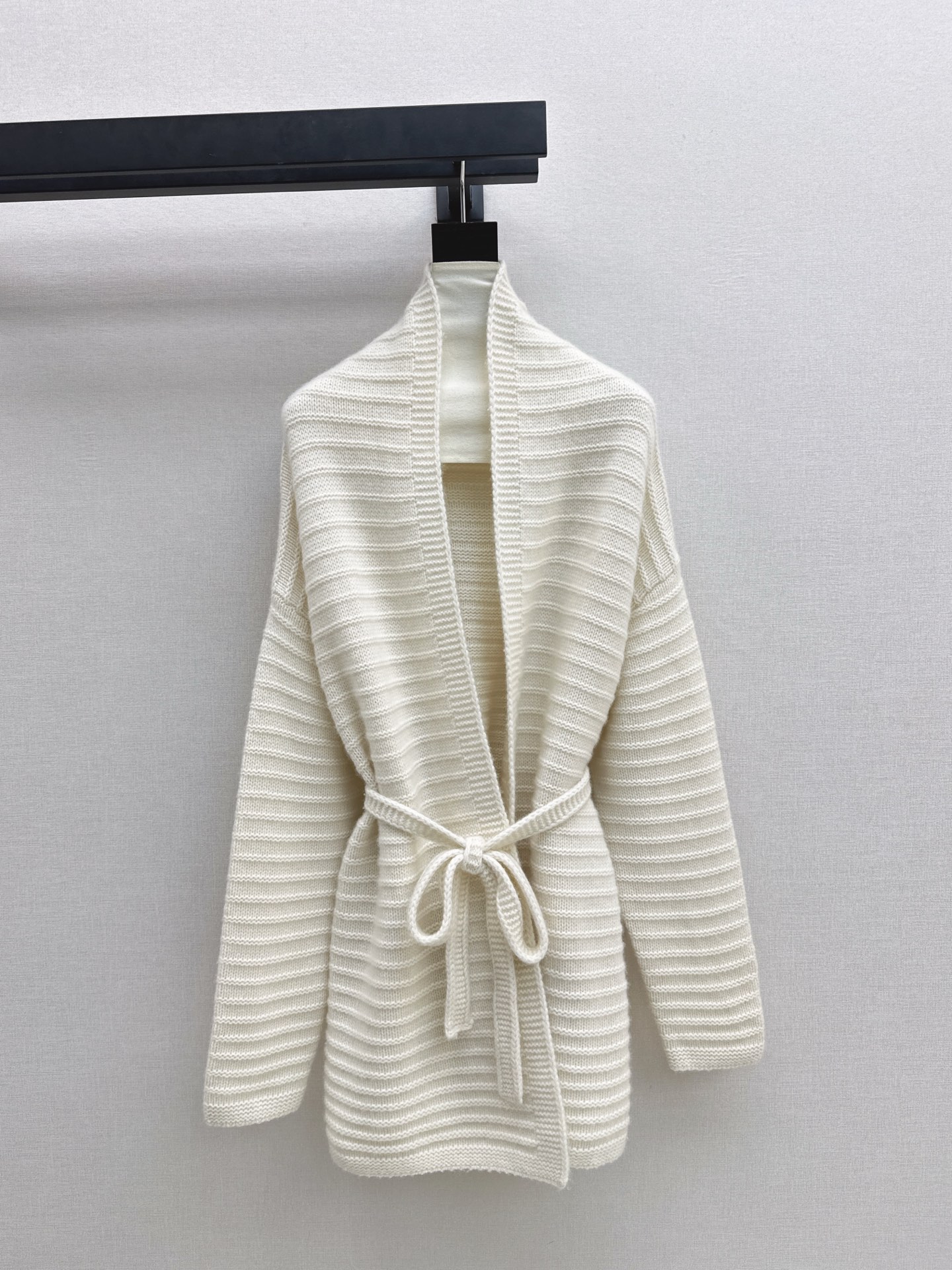 NO:587568,Equipped with dust bag, minimalist old money style outfit LP 25Ss————The latest lazy knitted coat for autumn and winter, 100% cashmere yarn, slightly fluffy and soft texture, the upper body is lazy, fashionable and full of old money. It is good as a jacket or cardigan, and the atmosphere is full. Two colors are available in stock, sml, loro piana, jackets & coats, alexander wang19860909配防尘袋极简老钱风穿搭 LP 25Ss————秋冬最新款慵懒款针织大衣百分百羊绒纱线 微蓬松的柔软质感 上身慵懒时髦又老钱感拉满 当外套或者当开衫都很不错 氛围感直接拉满 两色现货发售sml,,loro piana,jackets & coats,alexander wang,Women's clothing