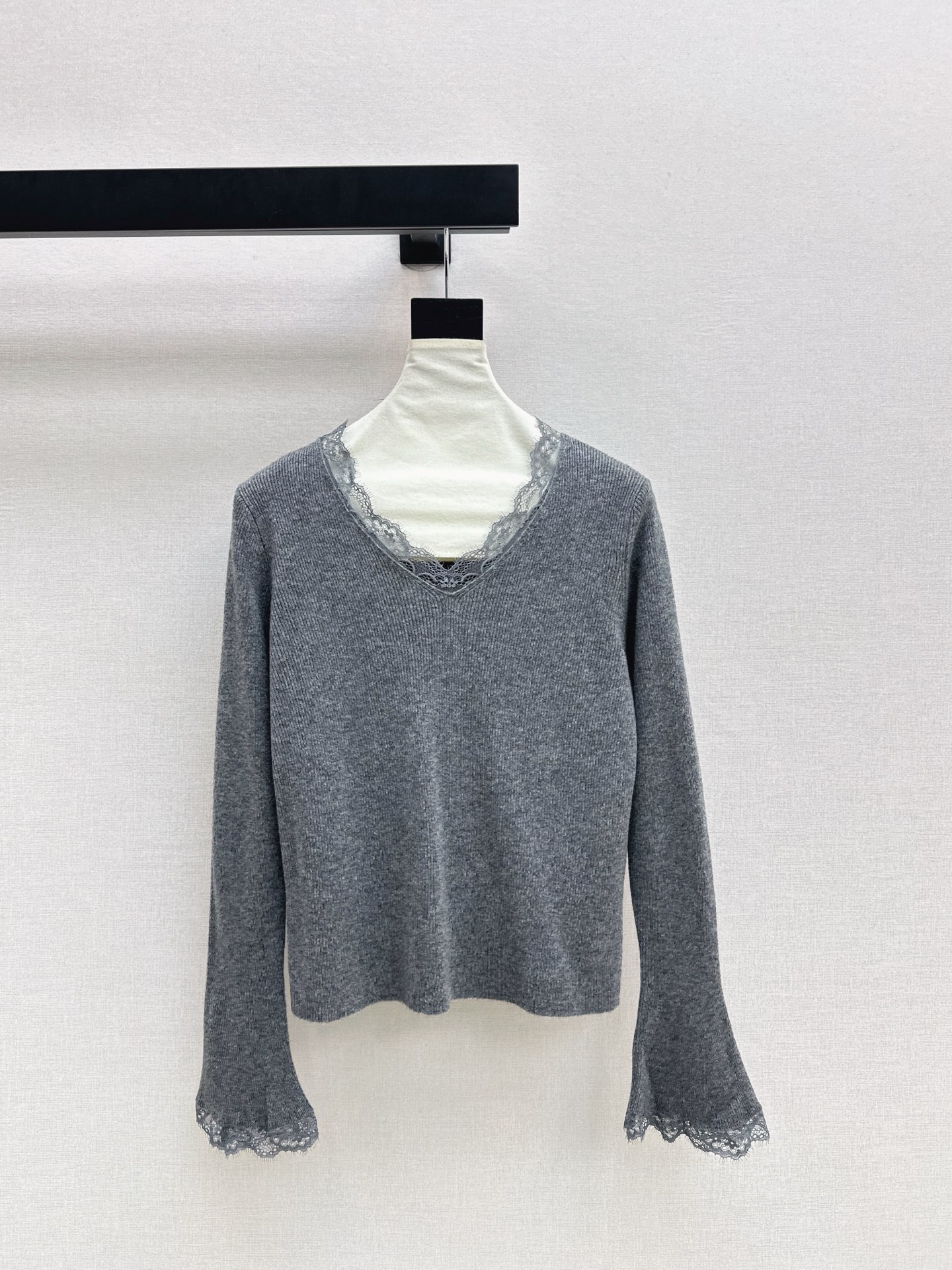 NO:587598,A must-have for everyone, Es 25Ss————The latest V-neck bottoming shirt with spliced ​​lace design in autumn and winter. It is a daily must-have. It is easy to wear and match. It is made of wool knitted yarn fabric. It is very soft, slim and comfortable. The spliced ​​lace decoration is bright but not too eye-catching. Three colors are on sale now sml,, alexander wang19860909人手必备 Es 25Ss————秋冬最新款拼接蕾丝设计V领打底衫 日常必备款 各种好穿好搭配 采用羊毛针织纱线面料 十分软糯贴身舒适 拼接蕾丝装饰 有亮点又不过分吸睛 三色现货发售sml,,alexander wang,Women's clothing