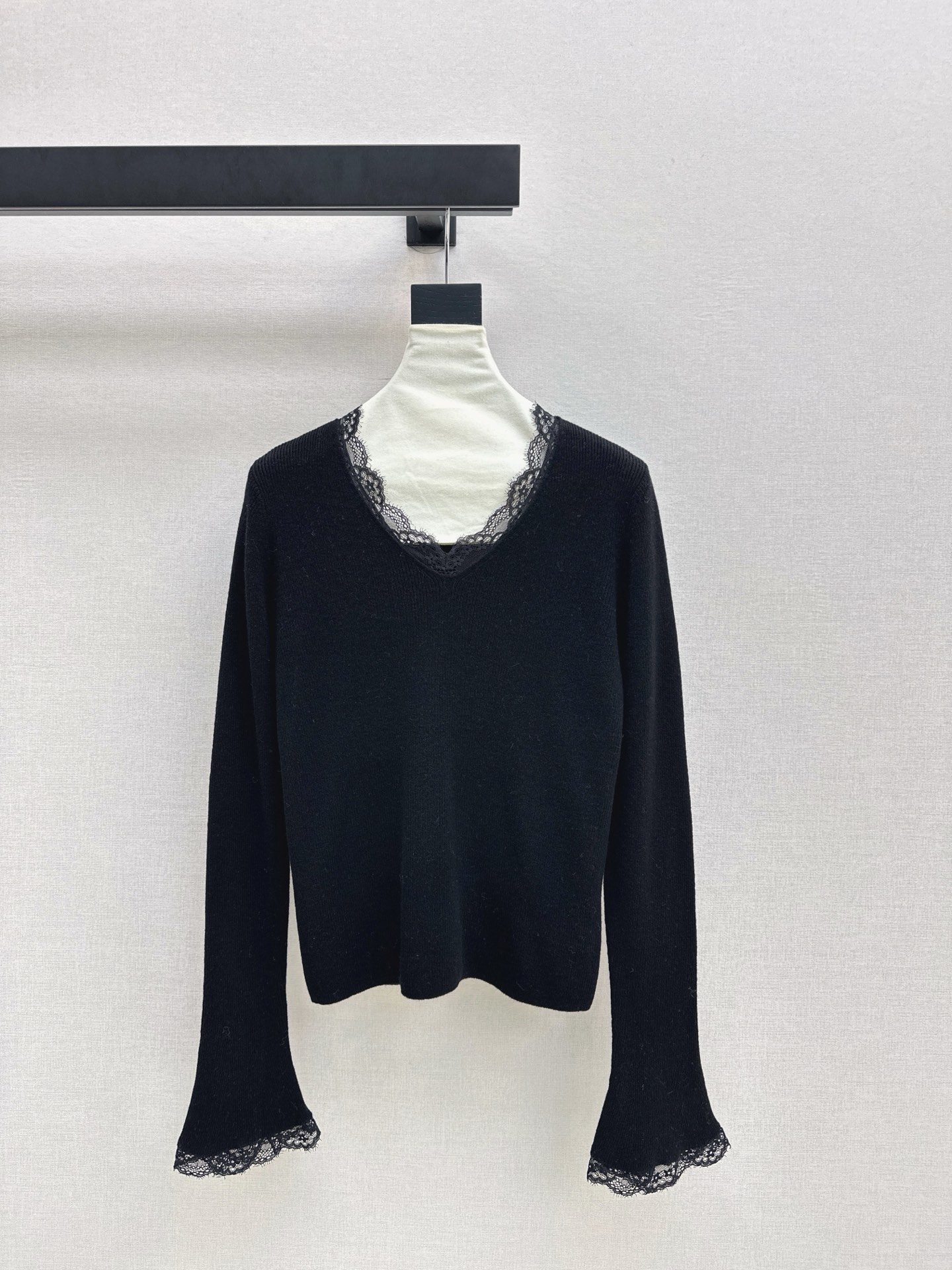 NO:587593,A must-have for everyone, Es 25Ss————The latest V-neck bottoming shirt with spliced ​​lace design in autumn and winter. It is a daily must-have. It is easy to wear and match. It is made of wool knitted yarn fabric. It is very soft, slim and comfortable. The spliced ​​lace decoration is bright but not too eye-catching. Three colors are on sale now sml,, alexander wang19860909人手必备 Es 25Ss————秋冬最新款拼接蕾丝设计V领打底衫 日常必备款 各种好穿好搭配 采用羊毛针织纱线面料 十分软糯贴身舒适 拼接蕾丝装饰 有亮点又不过分吸睛 三色现货发售sml,,alexander wang,Women's clothing