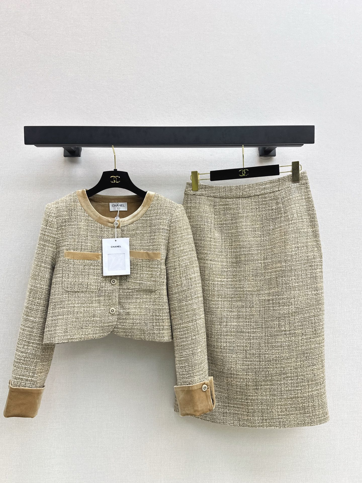 NO:589041,C Home 25Ss————The latest ladylike suit in autumn and winter, round-neck woven jacket + skirt. Imported woolen material, high-end texture and full appearance. Round-neck dress jacket style. Shoulder pad design fits the human body, making the figure more slender and upright. The large neckline is decorated with braided gold yarn to highlight the details. The whole body is caramel color background with delicate plaid dark texture covering the whole body. It shows the ladylike style and perfectly interprets the sense of elegance.  A set of one color ready for sale sml,,chanel,skirts,jackets & coats,alexander wang19860909C家 25Ss————秋冬最新款名媛气质套装圆领编织外套+半裙 进口粗纺毛呢材质 质感高级 品相十足 圆领洋装外套版型 垫肩设计贴合人体 更显身姿纤细挺拔 大身领口以编织金丝纱线捆边点亮细节 通体焦糖色底色 配合细腻的格纹暗纹纹理满铺于全身 名媛格调立显 完美演绎优雅千金感 一套出 一色现货发售sml,,chanel,skirts,jackets & coats,alexander wang,Women's clothing