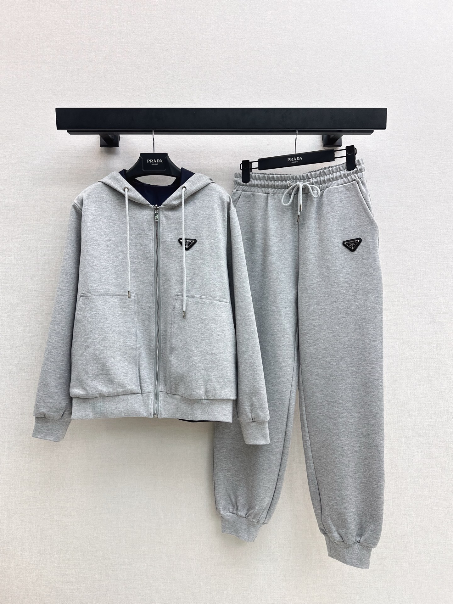 NO:589036,PD 25Ss————The latest casual suit for autumn and winter, reversible hooded jacket + elastic waist trousers. Customized YB imported material. The texture is shiny and drapey. Hooded drawstring zipper jacket version. One side is plain with triangle metal logo. One side is nylon with fabric sticker square logo design. It can be worn in two clothes. Switch the style to be more eye-catching and fashionable. The contrast between the body and the hood collar enhances the sense of layering. Available in one set. Two colors available for sale sml,,jackets & coats,hats,alexander wang19860909PD 25Ss————秋冬最新款休闲套装两面穿连帽外套+松紧腰长裤 定制YB进口材质 质感光泽垂感十足 连帽抽绳拉链外套版型 一面素色配三角金属徽标 一面尼龙配布帖方标设计 一衣两穿 切换风格更吸睛时髦 大身与帽领撞色增强层次感 一套出 两色现货发售sml,,jackets & coats,hats,alexander wang,Women's clothing