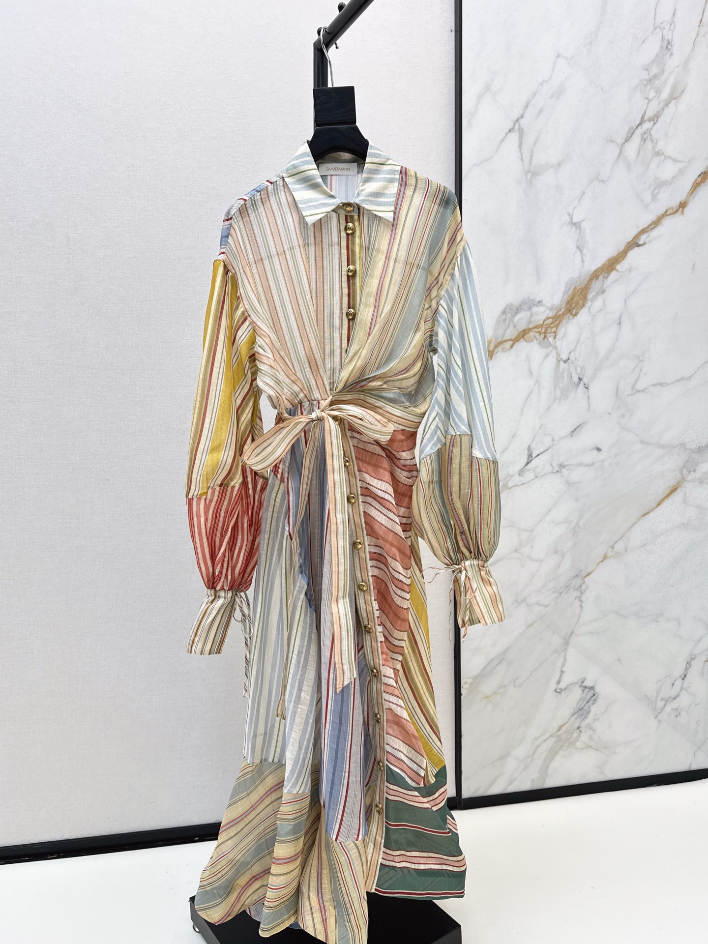 NO:589144,Exclusive first release of Zimmen-M 25Ss - the latest resort-style printed dress in early autumn. Elegant and fresh resort-style atmosphere. Elegant pattern printing. Romantic and elegant white and rich beauty must-have items. Silk and linen blended fabrics. One color ready for sale. smlxl,,skirts,real silk,alexander wang19860909独家首发 Zimmen-M 25Ss———早秋最新款度假风印花连衣裙淡雅清新的度假风气息 优雅图案印花浪漫优雅的白富美必备单品 真丝亚麻混纺面料 一色现货发售smlxl,,skirts,real silk,alexander wang,Women's clothing