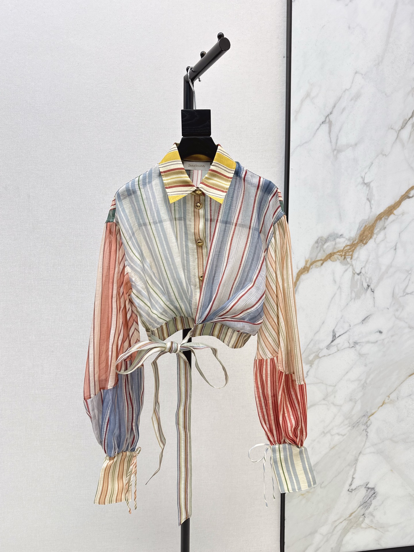 NO:589138,Exclusive first release of Zimmen-M 25Ss - the latest resort-style printed shirt in early autumn. Elegant and fresh resort-style atmosphere. Elegant pattern printing. Romantic and elegant white and rich beauty must-have item. Silk and linen blended fabric. One color ready for sale. smlxl 0,,shirts,real silk,alexander wang19860909独家首发 Zimmen-M 25Ss———早秋最新款度假风印花衬衫淡雅清新的度假风气息 优雅图案印花浪漫优雅的白富美必备单品 真丝亚麻混纺面料 一色现货发售smlxl 0,,shirts,real silk,alexander wang,Women's clothing