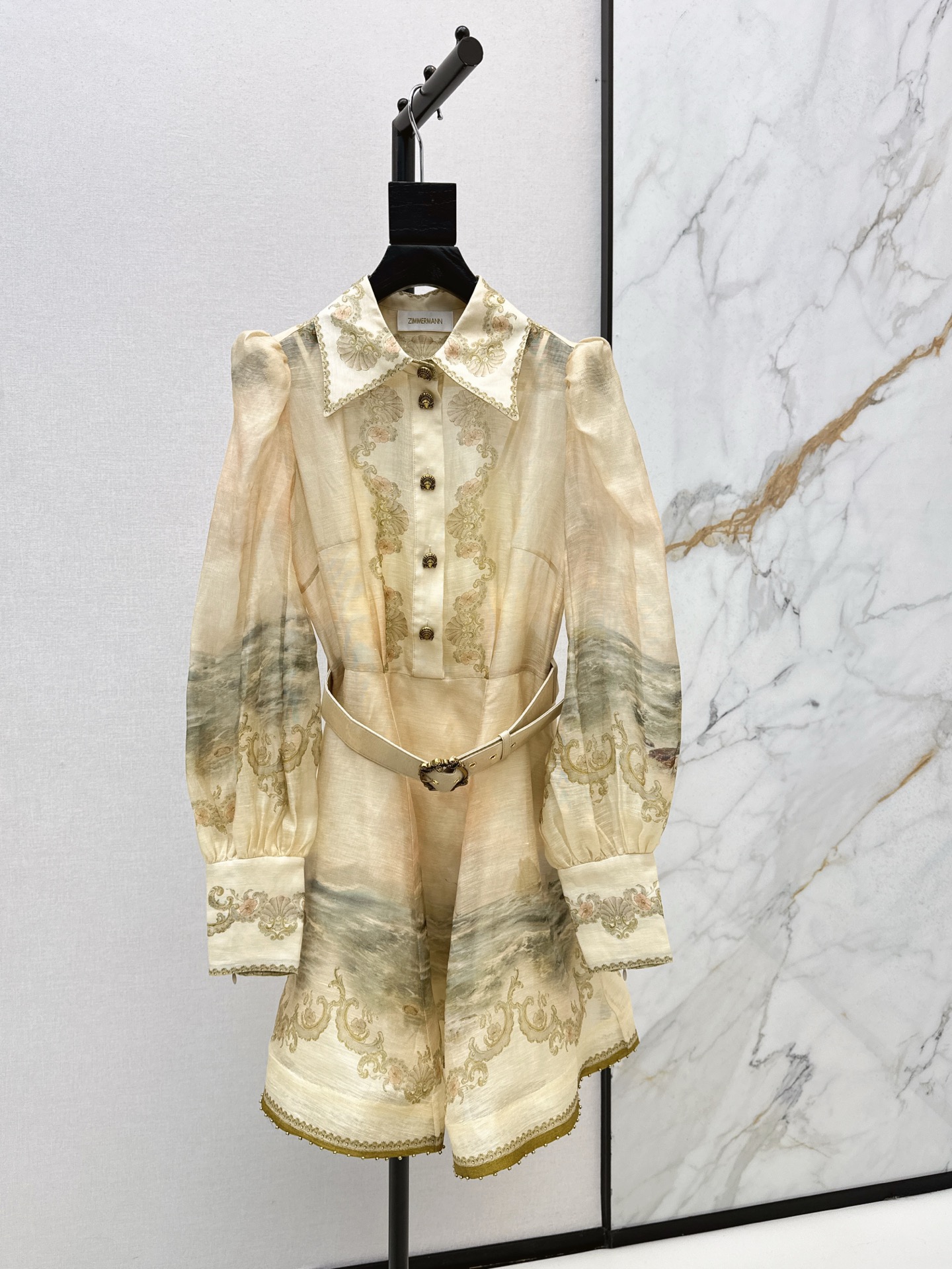 NO:589135,Exclusive first release of Zimmen-M 25Ss - the latest resort-style printed dress in early autumn. Elegant and fresh resort-style atmosphere. Elegant pattern printing. Romantic and elegant white and rich beauty must-have items. Silk and linen blended fabrics. One color ready for sale. smlxl,,skirts,real silk,alexander wang19860909独家首发 Zimmen-M 25Ss———早秋最新款度假风印花连衣裙淡雅清新的度假风气息 优雅图案印花浪漫优雅的白富美必备单品 真丝亚麻混纺面料 一色现货发售smlxl,,skirts,real silk,alexander wang,Women's clothing