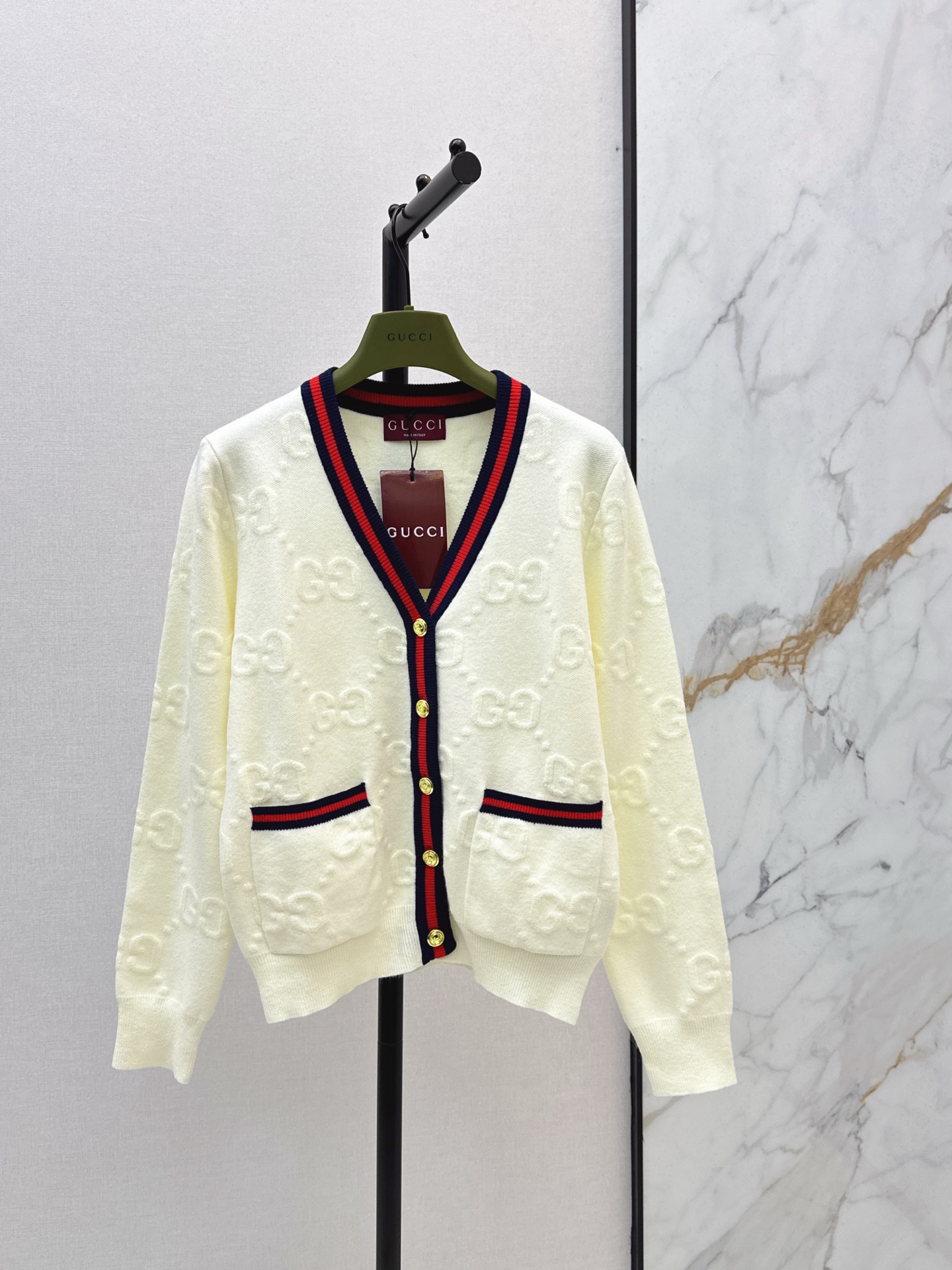 NO:589130,Gu 25Ss————The latest V-neck cardigan with contrasting thread decoration in autumn and winter. It has a cool style. It can be worn for daily commuting. No matter the occasion. Classic contrasting thread decoration. The sense of layering is richer. It is full of small details that are a plus. Two colors are available now. sml,, alexander wang19860909Gu 25Ss————秋冬最新款撞色螺纹装饰V领开衫 可A可飒的风格 日常通勤穿 不挑场合 经典撞色螺纹装饰 层次感更加丰富 满满小细节太加分了 两色现货发售sml,,alexander wang,Women's clothing