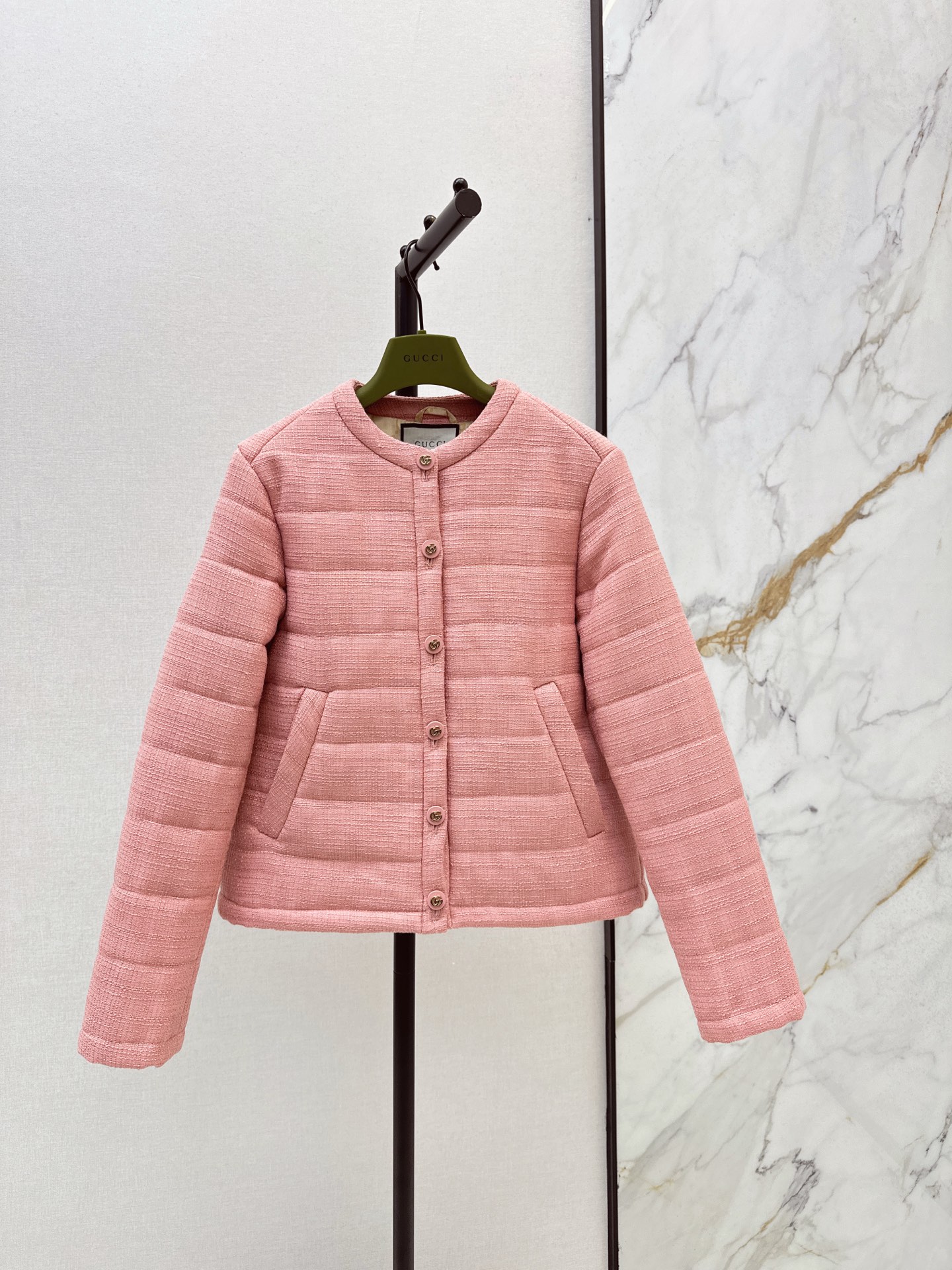 NO:589127,Gu 25Ss————The latest round neck dress cotton jacket for autumn and winter. Customized YB imported woolen material. The texture is obvious and full of texture. Cotton filling inside. The whole piece is light and warm. Button placket design. The outer layer is embossed. Double G placket buttons are the finishing touch. Full of design. One color ready for sale sml,,jackets & coats,alexander wang19860909Gu 25Ss————秋冬最新款圆领洋装棉服外套 定制YB进口粗纺材质 肌理明显 质感十足 衔棉填充内里 整件轻盈保暖 纽扣开襟设计外层通体压纹处理 双G襟扣点睛 设计感满满 一色现货发售sml,,jackets & coats,alexander wang,Women's clothing