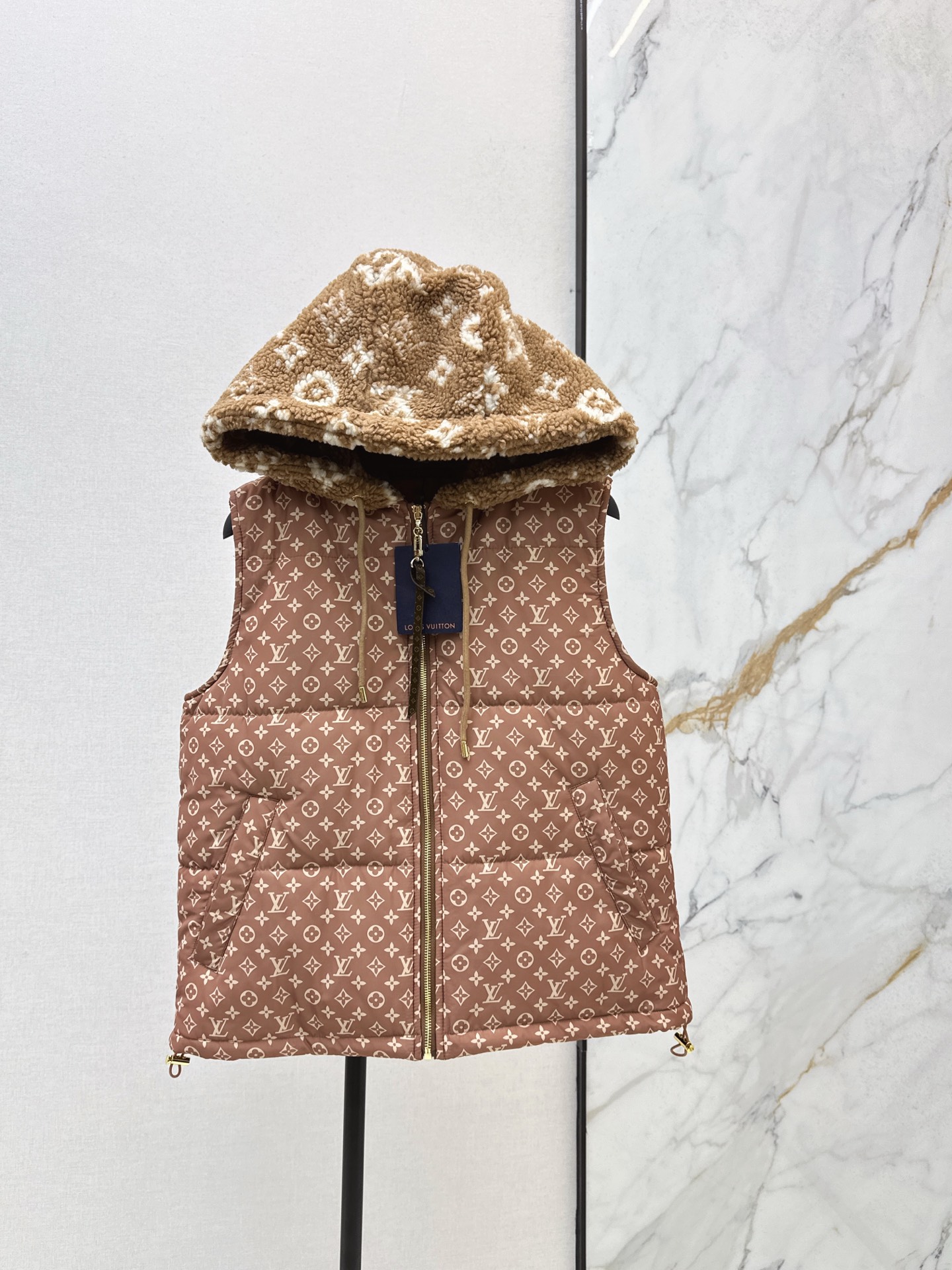 NO:589044,Comes with dust bag L Home 25Ss - the latest spliced teddy velvet hooded jacquard cotton vest jacket for autumn and winter. Customized jacquard nylon material. Filled with down cotton. The whole piece is light and warm. The hooded drawstring is warm and does not look bloated. It is more wearable. The all-over jacquard dark pattern four-leaf clover logo letter pattern. The hood collar is spliced with teddy velvet material to create a collision. The first choice for autumn and winter layering. One color available for sale sml,, louis  vuitton,jackets & coats,down jacket,hats,alexander wang19860909配防尘袋L家 25Ss————秋冬最新款拼接泰迪绒连帽提花棉服马甲外套定制提花尼龙材质 羽绒棉填充内里 整件轻盈保暖 连帽抽绳暖和不显臃肿 穿搭性更强 通体提花暗纹四叶草徽标字母图案 帽领拼接泰迪绒材质 形成碰撞 秋冬叠穿首选 一色现货发售sml,,louis vuitton,jackets & coats,down jacket,hats,alexander wang,Women's clothing