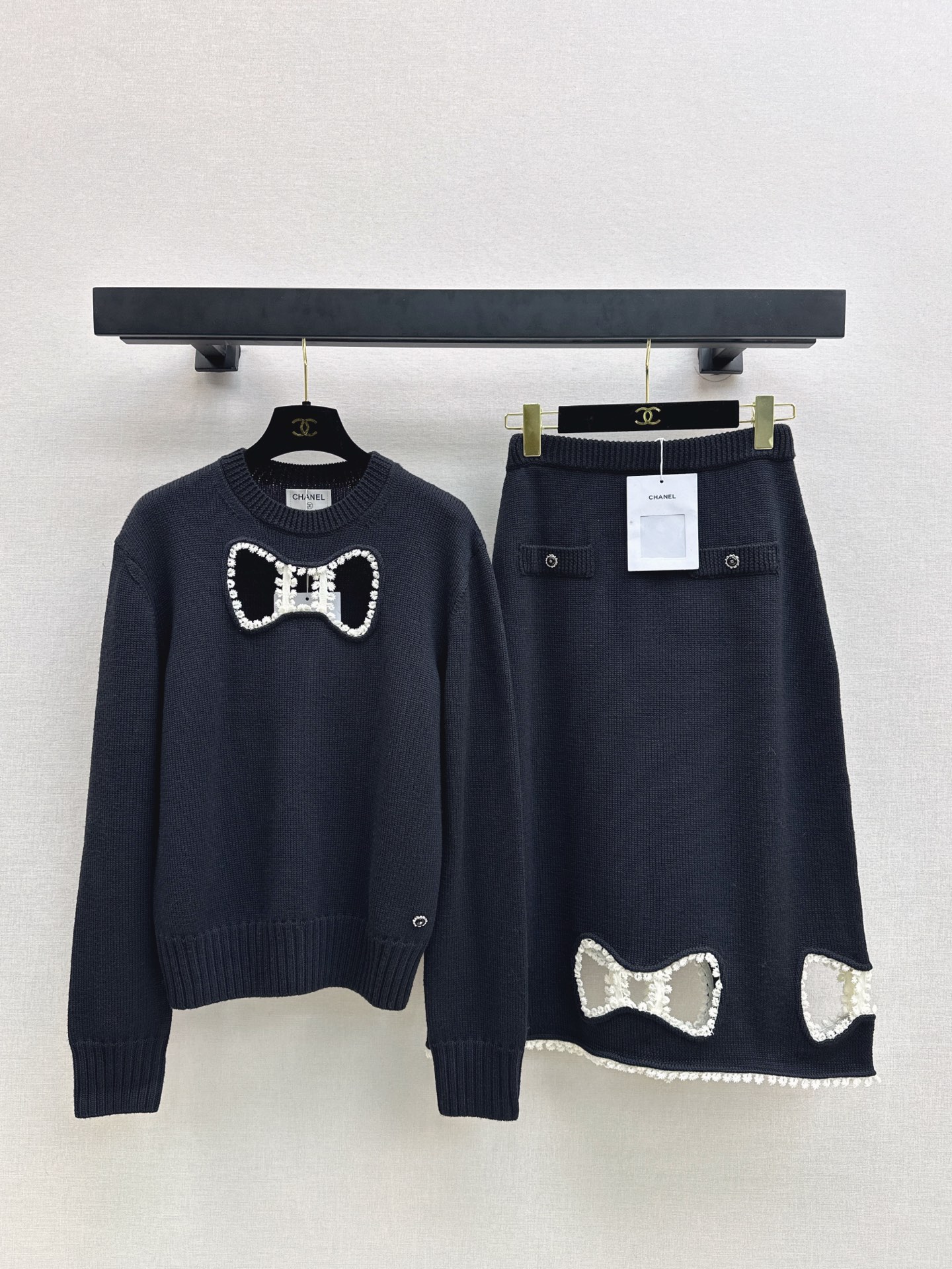 NO:589020,Tops and skirts are exclusively launched in C Home 25Ss - the latest wool suit with hollow bow decoration for autumn and winter. Round neck sweater with hollow bow decoration + elastic waist skirt. Sheep wool yarn fabric. Simple and elegant lazy version. Durable. Warmth and appearance are both online.  !  Super stretchy, not flattering on your figure. Separate hair in one color. Ready for sale. sml, chanel, skirts, sweaters, alexander wang19860909上衣 半裙独家首发 C家 25Ss———秋冬最新款镂空蝴蝶结装饰羊毛套装 镂空蝴蝶结装饰圆领毛衣+松紧腰半裙 绵羊毛纱线面料 简约大气慵懒版型 经久耐穿 保暖度和颜值却都在线～～最实穿百搭的精品 秋冬打底叠穿日常高级！！超大弹力不挑身材 一色分开发 现货发售sml,,chanel,skirts,sweaters,alexander wang,Women's clothing