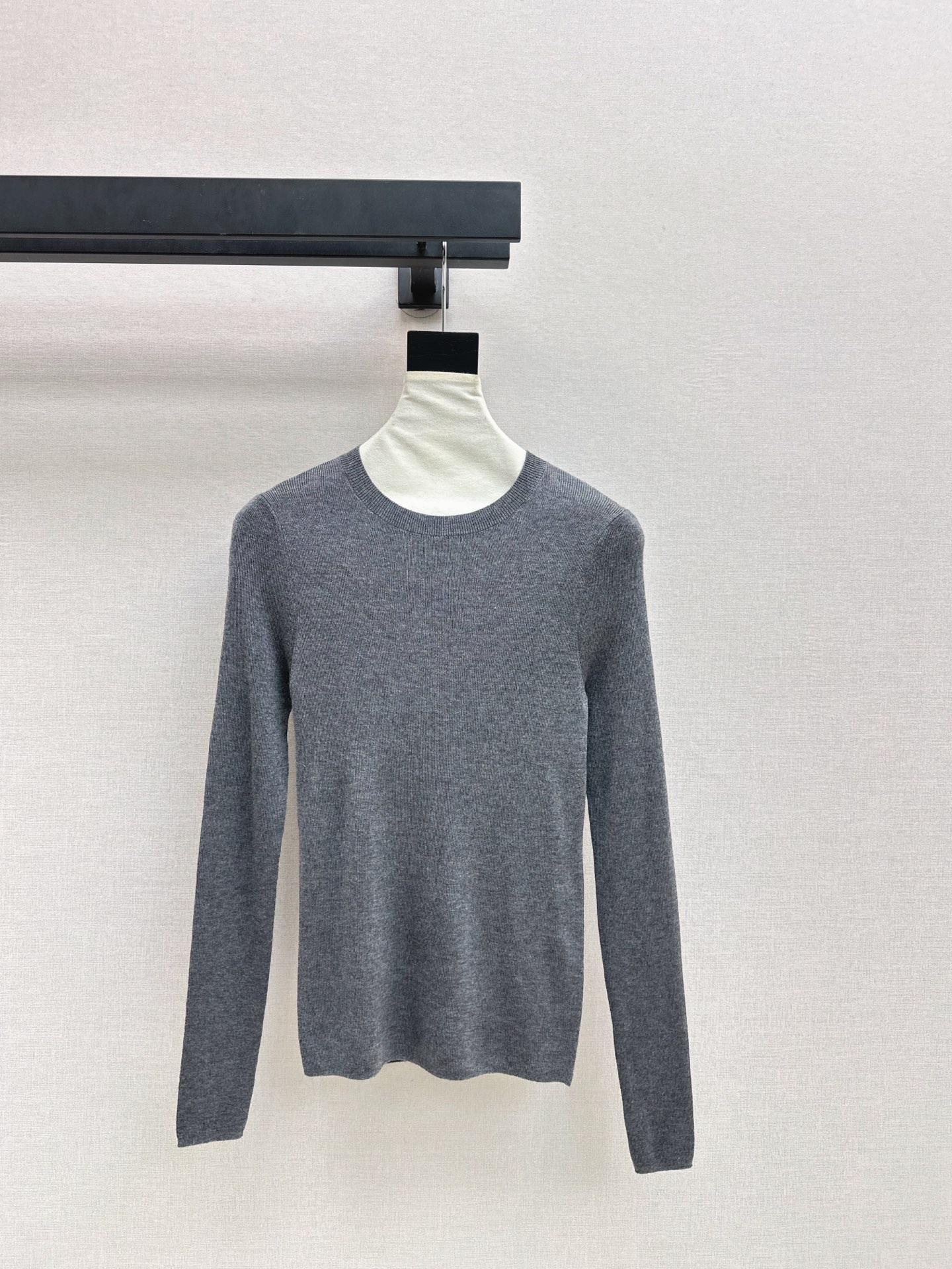 NO:589015,A must-have for everyone, LP 25Ss - the latest basic base layer sweater for autumn and winter. A must-have for daily use. Easy to wear and match. Made of wool knitted yarn. Very soft, slim and comfortable. Available in stock in four colors: sml, loro piana, alexander wang19860909人手必备 LP 25Ss————秋冬最新款基础款打底衫 日常必备款 各种好穿好搭配 采用羊毛针织纱线面料 十分软糯贴身舒适 四色现货发售sml,,loro piana,alexander wang,Women's clothing