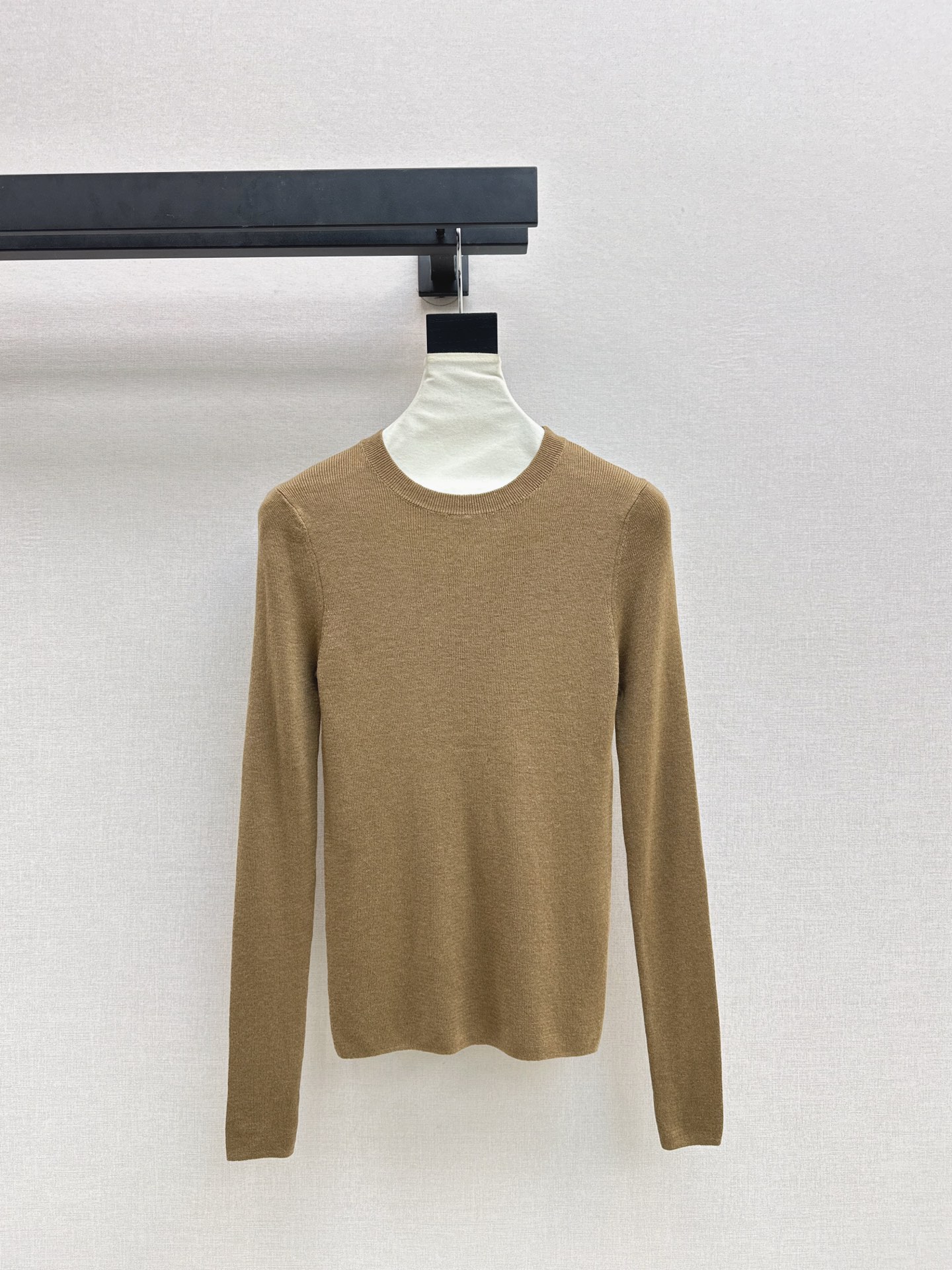 NO:589010,A must-have for everyone, LP 25Ss - the latest basic base layer sweater for autumn and winter. A must-have for daily use. Easy to wear and match. Made of wool knitted yarn. Very soft, slim and comfortable. Available in stock in four colors: sml, loro piana, alexander wang19860909人手必备 LP 25Ss————秋冬最新款基础款打底衫 日常必备款 各种好穿好搭配 采用羊毛针织纱线面料 十分软糯贴身舒适 四色现货发售sml,,loro piana,alexander wang,Women's clothing