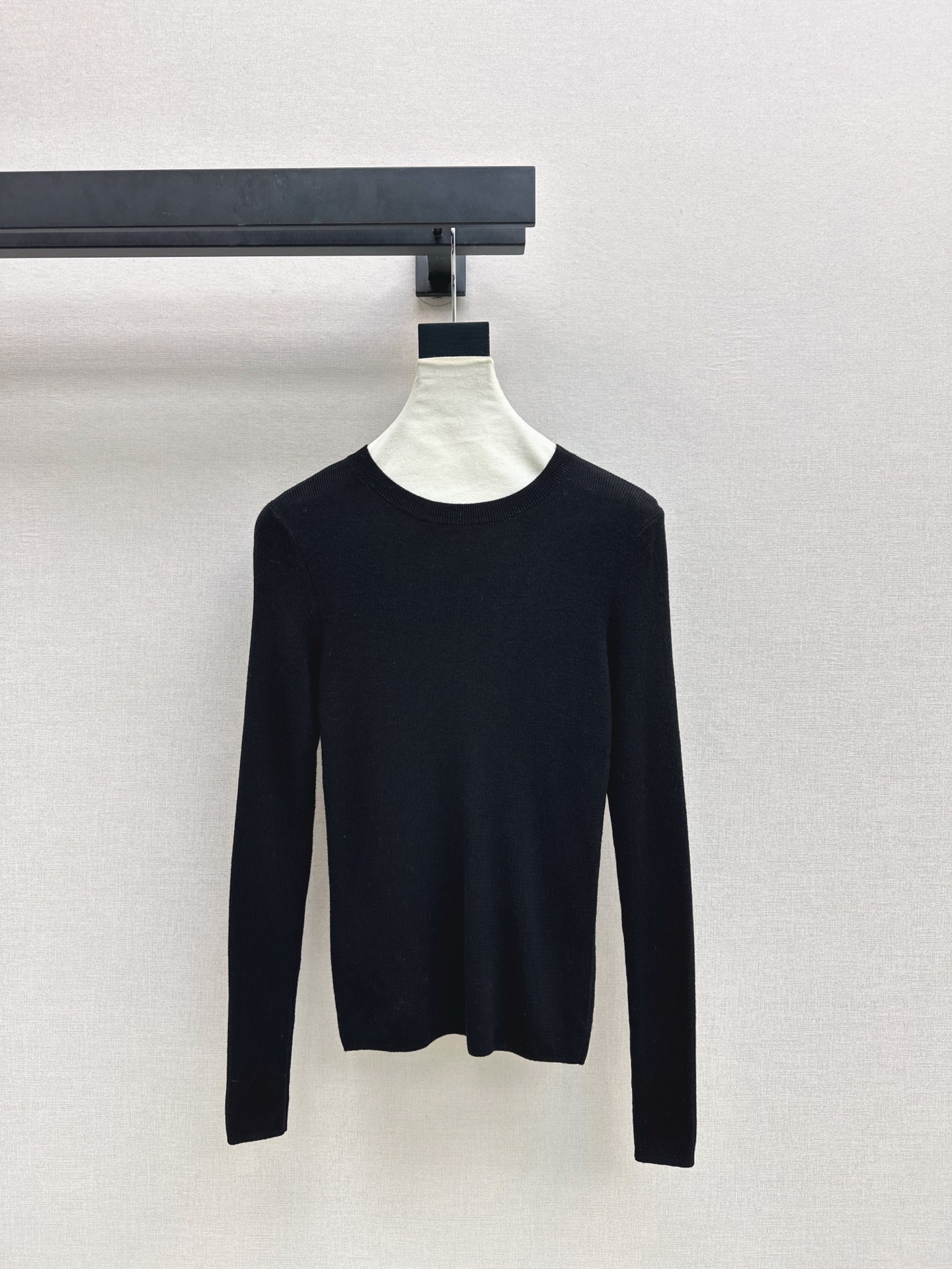 NO:589005,A must-have for everyone, LP 25Ss - the latest basic base layer sweater for autumn and winter. A must-have for daily use. Easy to wear and match. Made of wool knitted yarn. Very soft, slim and comfortable. Available in stock in four colors: sml, loro piana, alexander wang19860909人手必备 LP 25Ss————秋冬最新款基础款打底衫 日常必备款 各种好穿好搭配 采用羊毛针织纱线面料 十分软糯贴身舒适 四色现货发售sml,,loro piana,alexander wang,Women's clothing