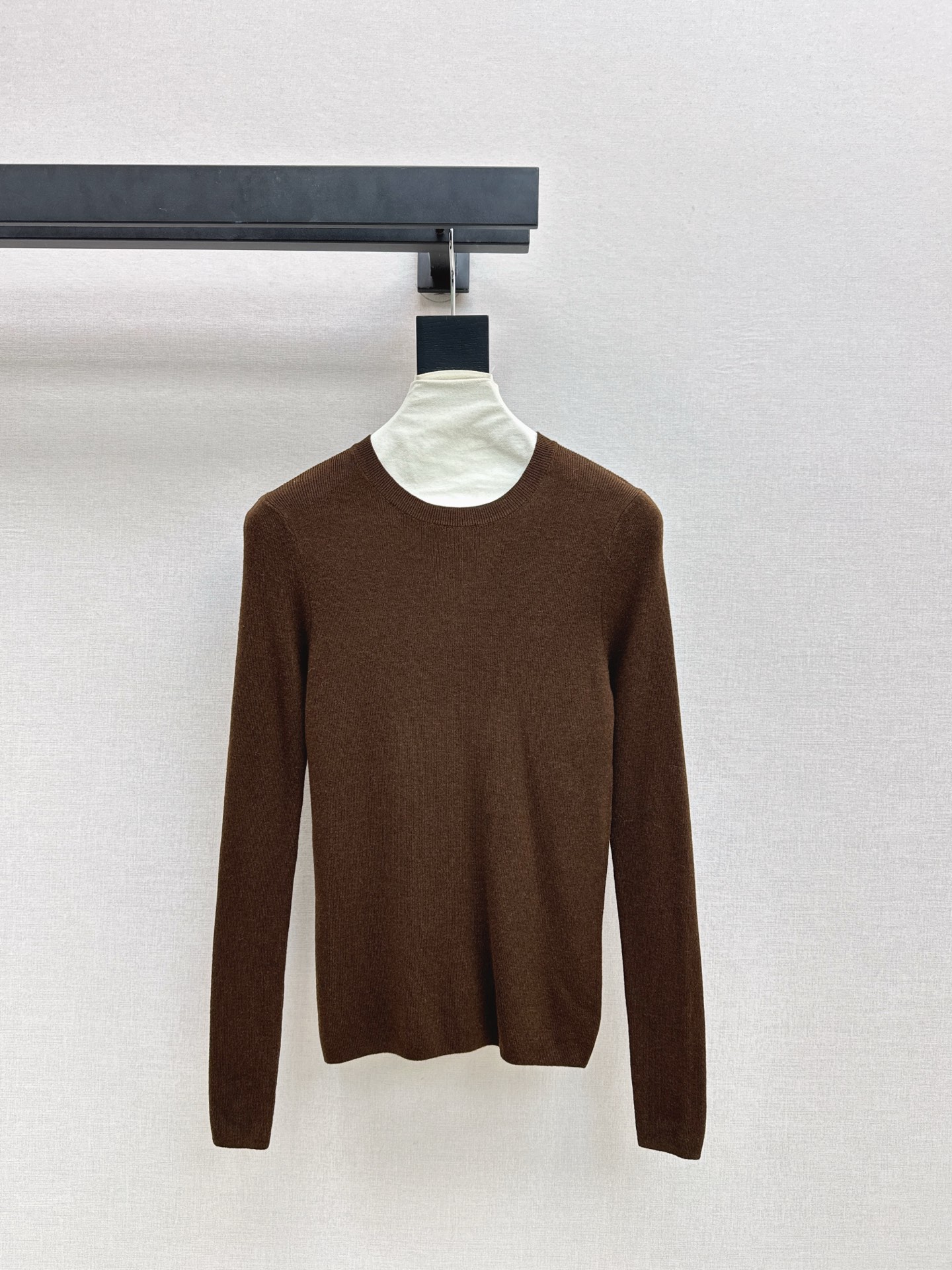 NO:588998,A must-have for everyone, LP 25Ss - the latest basic base layer sweater for autumn and winter. A must-have for daily use. Easy to wear and match. Made of wool knitted yarn. Very soft, slim and comfortable. Available in stock in four colors: sml, loro piana, alexander wang19860909人手必备 LP 25Ss————秋冬最新款基础款打底衫 日常必备款 各种好穿好搭配 采用羊毛针织纱线面料 十分软糯贴身舒适 四色现货发售sml,,loro piana,alexander wang,Women's clothing