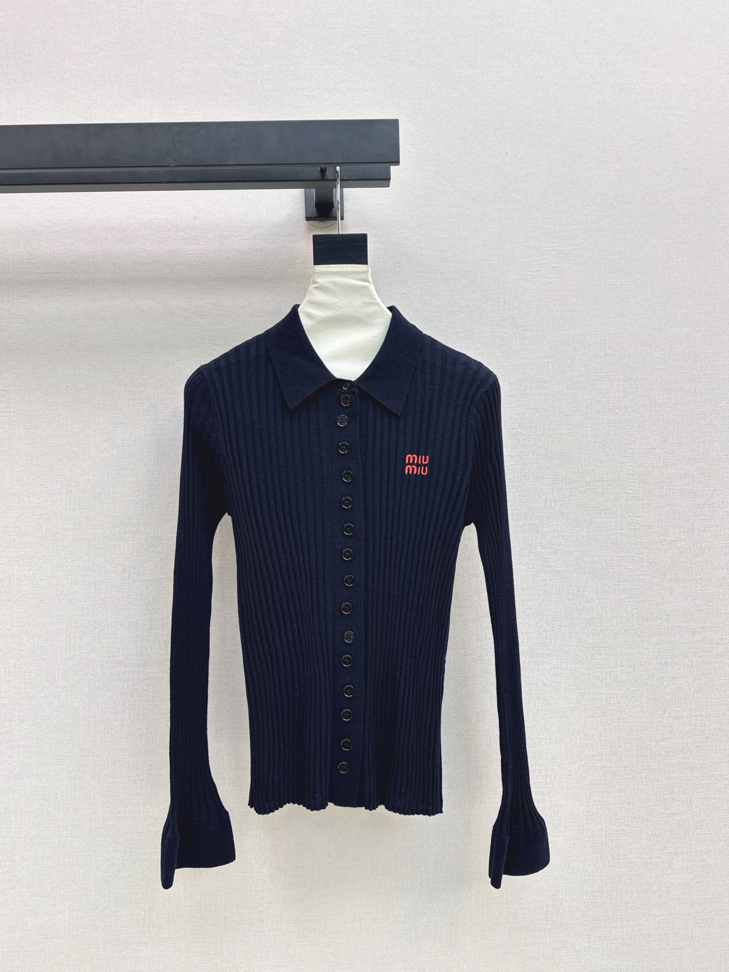 NO:588989,Exclusive first release of Miu 25Ss————The latest polo lapel bottoming shirt for autumn and winter. It is a daily essential. It is easy to wear and match. It is made of wool knitted yarn. It is very soft, slim and comfortable. Available in four colors. sml,,miumiu,alexander wang19860909独家首发 Miu 25Ss————秋冬最新款polo翻领打底衫 日常必备款 各种好穿好搭配 采用羊毛针织纱线面料 十分软糯贴身舒适 四色现货发售sml,,miumiu,alexander wang,Women's clothing