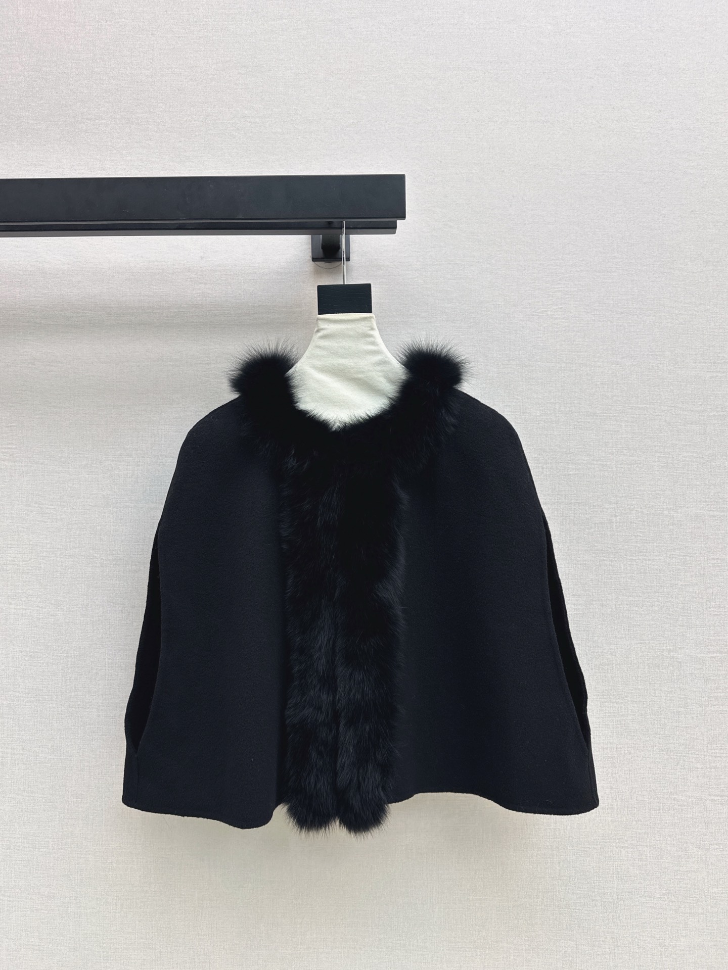 NO:589027,FD 25Ss————The latest popular series of autumn and winter fox fur collar vest jacket, 100% wool fabric + fox fur collar. This small item is really the god of this autumn and winter. The upper body is comfortable and soft, slim and versatile. Every color is impeccable and perfect. Three colors are available for sale sml,,jackets & coats,alexander wang19860909FD 25Ss————秋冬最新款爆单系列狐狸毛领马甲外套百分百羊毛呢面料+ 狐狸毛领 这个小单品真的是这个秋冬的神 上身舒适软糯 显瘦又百搭 每个颜色都是无可挑剔完美 三色现货发售sml,,jackets & coats,alexander wang,Women's clothing