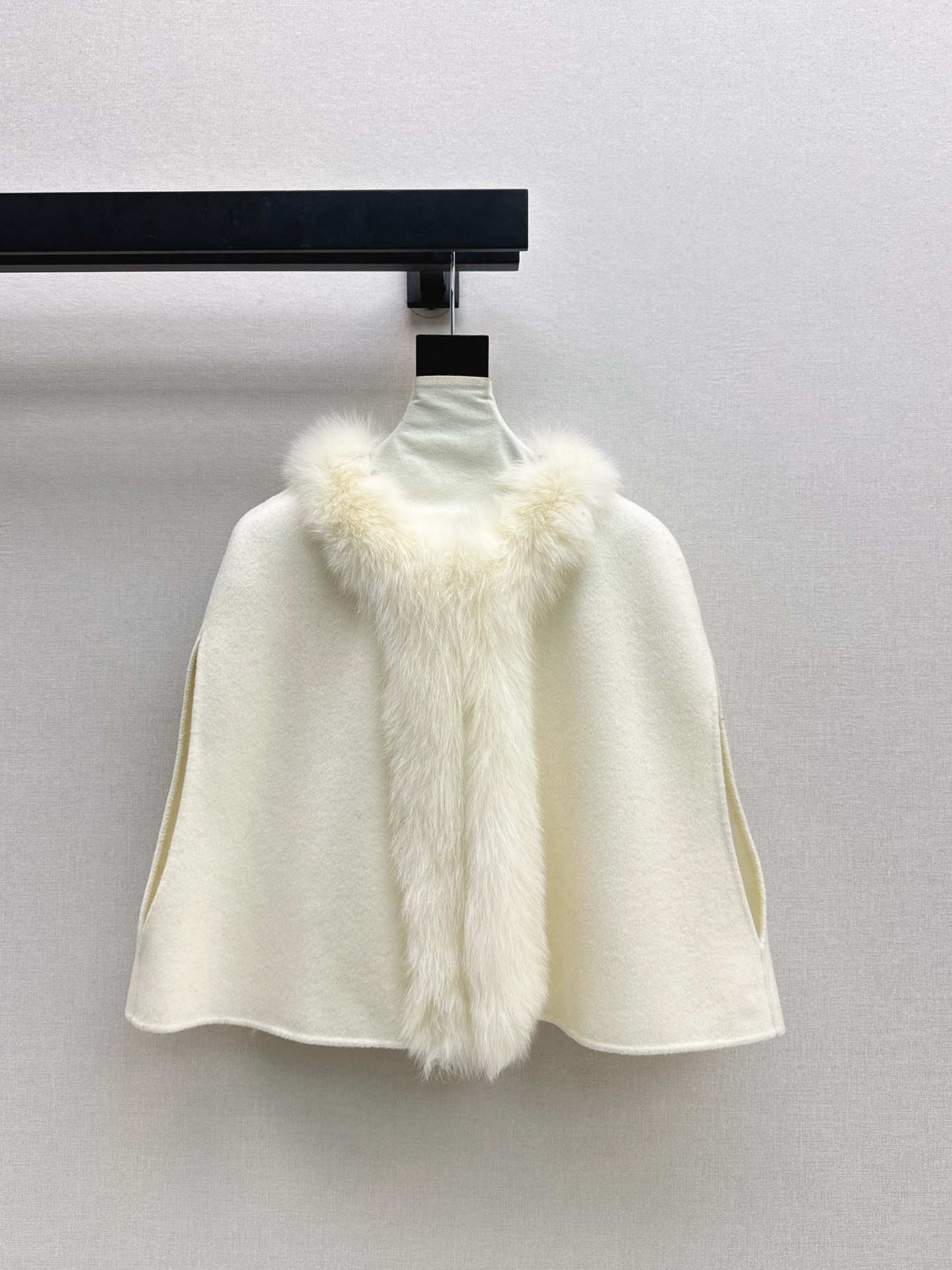 NO:589022,FD 25Ss————The latest popular series of autumn and winter fox fur collar vest jacket, 100% wool fabric + fox fur collar. This small item is really the god of this autumn and winter. The upper body is comfortable and soft, slim and versatile. Every color is impeccable and perfect. Three colors are available for sale sml,,jackets & coats,alexander wang19860909FD 25Ss————秋冬最新款爆单系列狐狸毛领马甲外套百分百羊毛呢面料+ 狐狸毛领 这个小单品真的是这个秋冬的神 上身舒适软糯 显瘦又百搭 每个颜色都是无可挑剔完美 三色现货发售sml,,jackets & coats,alexander wang,Women's clothing
