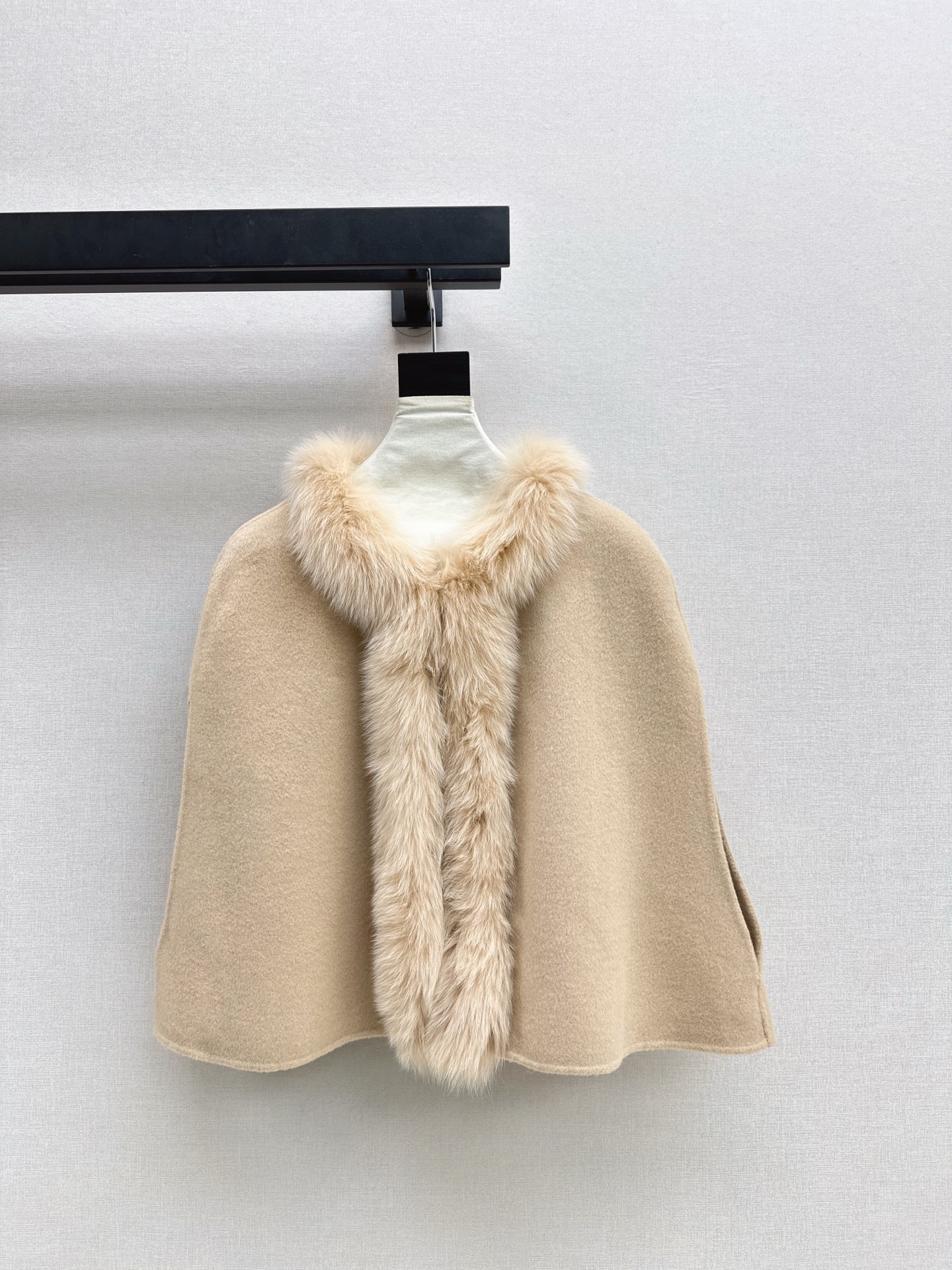 NO:589017,FD 25Ss————The latest popular series of autumn and winter fox fur collar vest jacket, 100% wool fabric + fox fur collar. This small item is really the god of this autumn and winter. The upper body is comfortable and soft, slim and versatile. Every color is impeccable and perfect. Three colors are available for sale sml,,jackets & coats,alexander wang19860909FD 25Ss————秋冬最新款爆单系列狐狸毛领马甲外套百分百羊毛呢面料+ 狐狸毛领 这个小单品真的是这个秋冬的神 上身舒适软糯 显瘦又百搭 每个颜色都是无可挑剔完美 三色现货发售sml,,jackets & coats,alexander wang,Women's clothing