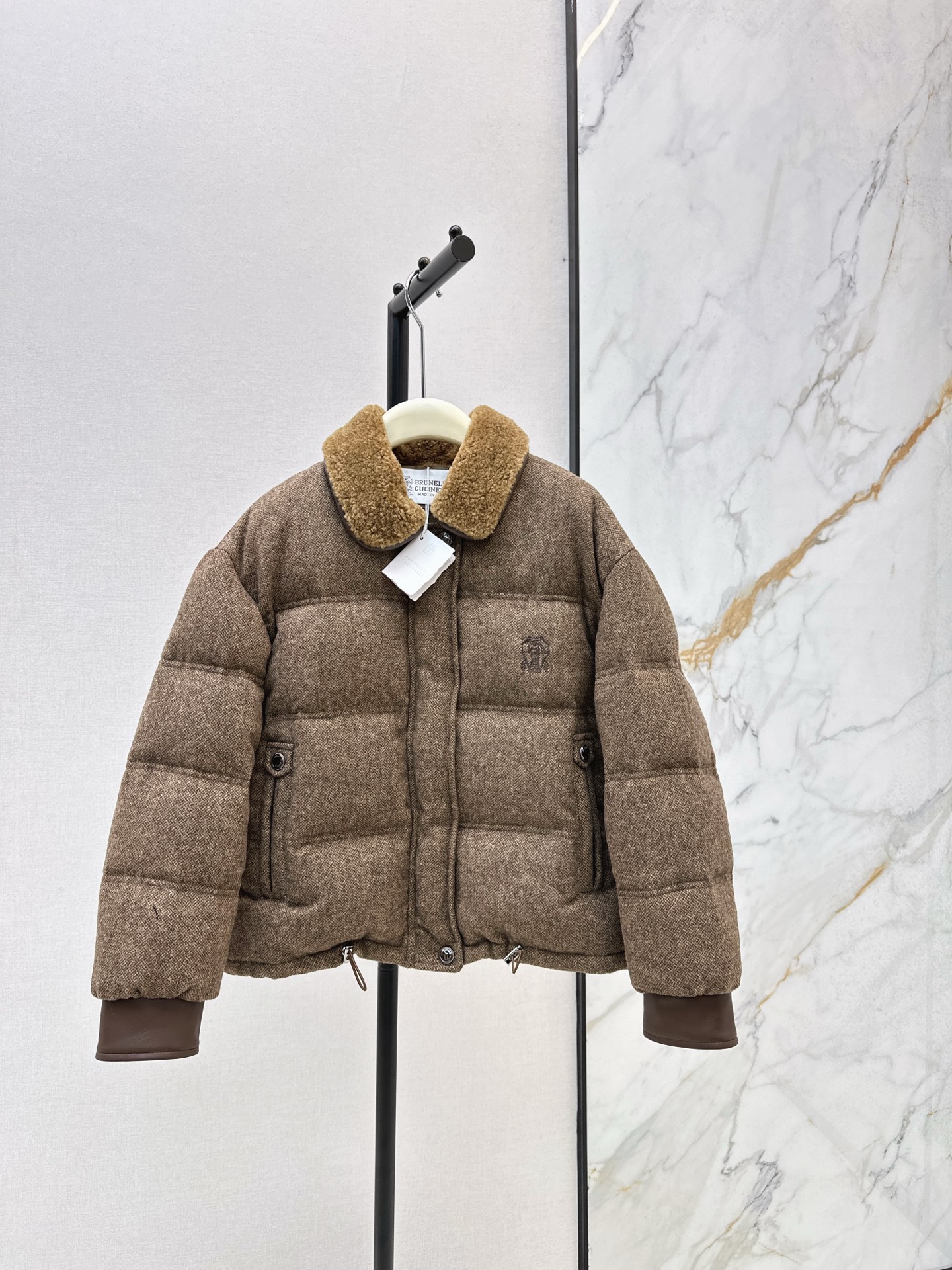 NO:588995,Equipped with dust bag, exclusive first release, Bc 25Ss - the latest autumn and winter wool lapel bread coat, short down jacket, classic three-dimensional H-shaped tailoring, classic, fashionable and handsome, highlighting brand recognition. National standard 90 white goose down. Imported woolen fabric texture is awesome. Imported machine sewing. Original hardware accessories. Complete standard hanging. Recommended. One color ready for sale sml,, jackets & coats, down jacket, alexander wang19860909配防尘袋独家首发 Bc 25Ss———秋冬最新款羊毛翻领面包服短款羽绒外套经典立体H版型剪裁 经典时髦又帅气 彰显品牌辨识度 国标90白鹅绒 进口羊毛呢面料质感超赞 进口机缝制 原版五金配件 标吊齐全 推荐 一色现货发售sml,,jackets & coats,down jacket,alexander wang,Women's clothing