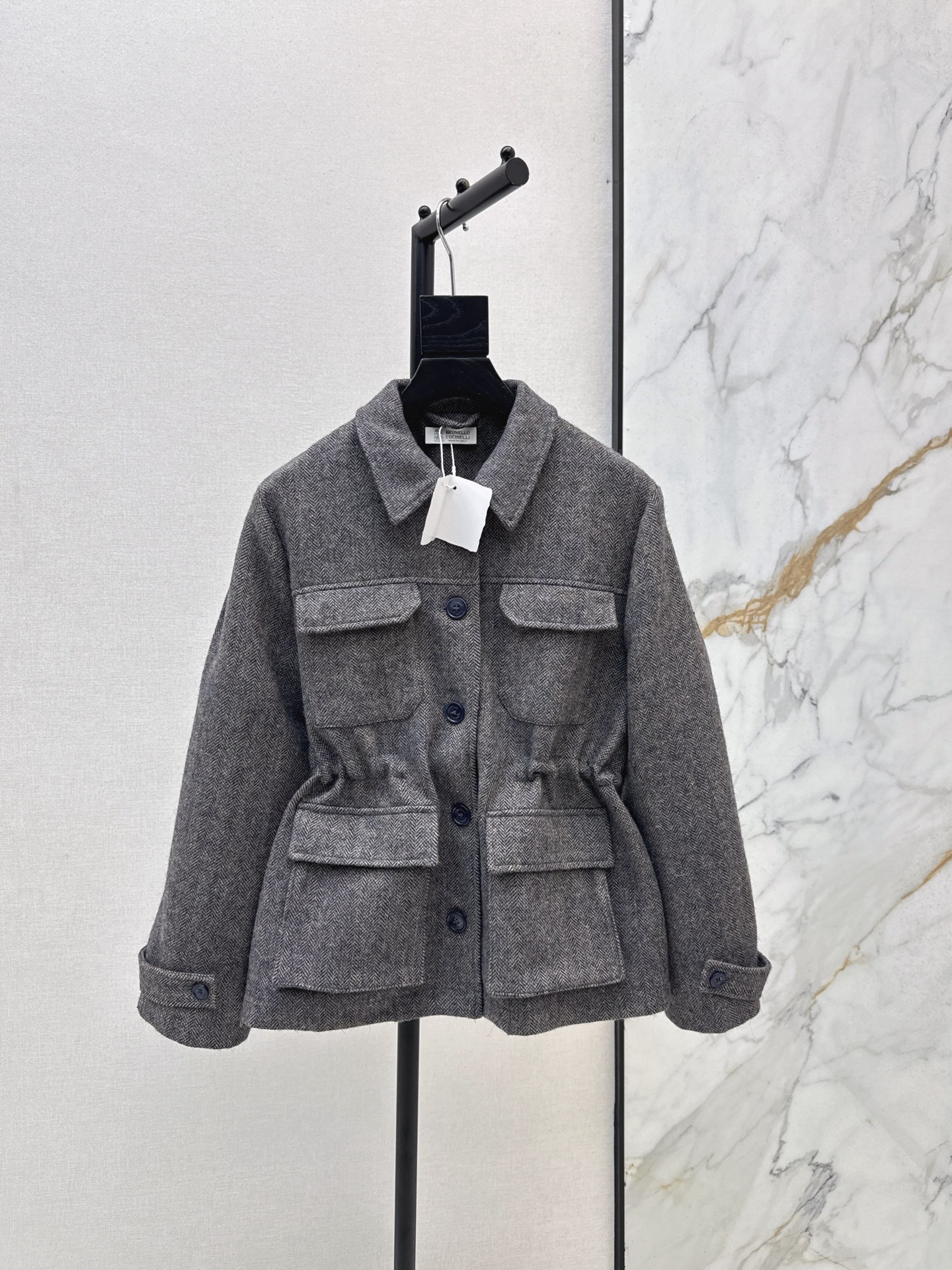 NO:588988,Old money style outfit Bc 25Ss - the latest autumn and winter wool herringbone drawstring waist jacket. Customized wool herringbone pattern fabric is very wide and stylish. The drawstring waist design is matched with handsome four-pocket elements. Casual interpretation of elegance and coolness. Relaxed old money style outfit. Low-key luxury temperament. The classic version is versatile and not picky. Three-dimensional tailoring perfectly shows the elegance of women. One color ready for sale sml,, jackets & coats, alexander wang19860909老钱风穿搭 Bc 25Ss———秋冬最新款羊毛人字纹抽绳收腰外套定制羊毛人字纹面料挺阔有型 抽绳收腰设计搭配帅气四口袋元素 随性演绎优雅飒爽 松弛感的老钱风穿搭 低调奢华气质经典版型百搭不挑人 立体剪裁完美展现女性优雅气质 一色现货发售sml,,jackets & coats,alexander wang,Women's clothing