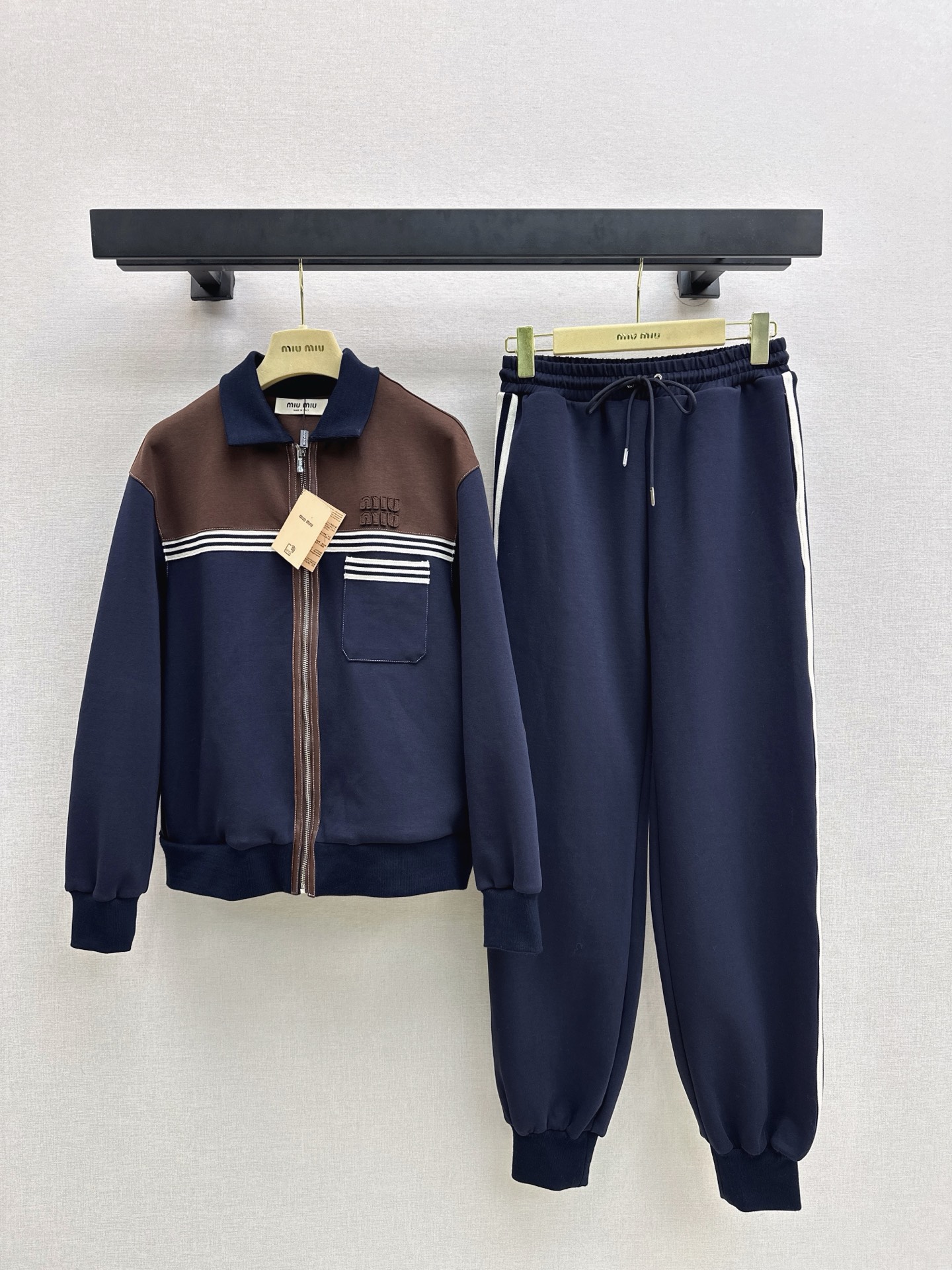 NO:588980,Miu 25Ss - the latest splicing style casual suit for autumn and winter, lapel casual jacket + elastic waist casual pants. A super easy-to-wear set. It is very versatile whether it is a set or worn alone. Casual and sports style. Old money and temperament. Definitely not afraid of going out of style. Always classic. One set. Available in stock. sml,,miumiu,jackets & coats,jackets & coats,alexander wang19860909缪系穿搭 Miu 25Ss————秋冬最新款拼接做法休闲套装翻领休闲夹克外套+松紧腰休闲裤 超级好穿的一套 不管是一套搭配或者单独穿都很百搭 休闲运动风 老钱有气质 绝对不怕过时 永远经典 一套出 一色现货发售sml,,miumiu,jackets & coats,jackets & coats,alexander wang,Women's clothing