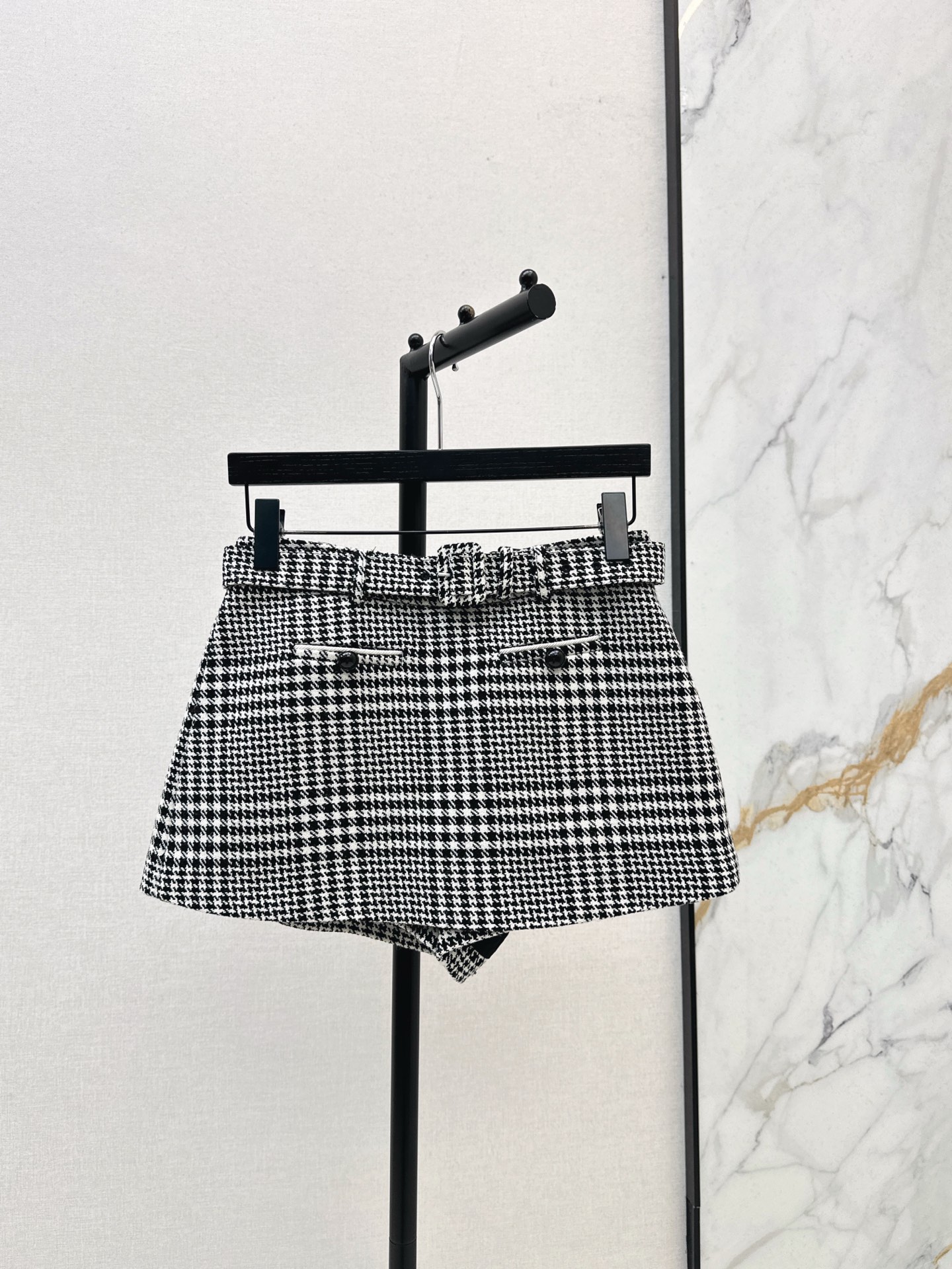 NO:590229,290S 25Ss————The latest autumn and winter new product, high-end black and white Chidori culottes. Full of vitality for daily matching. The A-line upper body is slim and tall. The mini design can easily lengthen the proportion of the legs. The lining is shorts to completely prevent exposure. A sweet and cool fashionable girl's wardrobe must-have item. A perfect item for going out. One color ready for sale sml,,skirts,shorts,alexander wang19860909290S 25Ss————秋冬最新款秋冬新品高级感黑白千鸟裙裤 日常搭配首选元气满满 A字版型上身显瘦又高挑 迷你设计视觉上轻松拉长双腿比例 内衬是短裤完全防走光 甜酷的时髦少女衣橱必备单品 妥妥的出街神器 一色现货发售sml,,skirts,shorts,alexander wang,Women's clothing