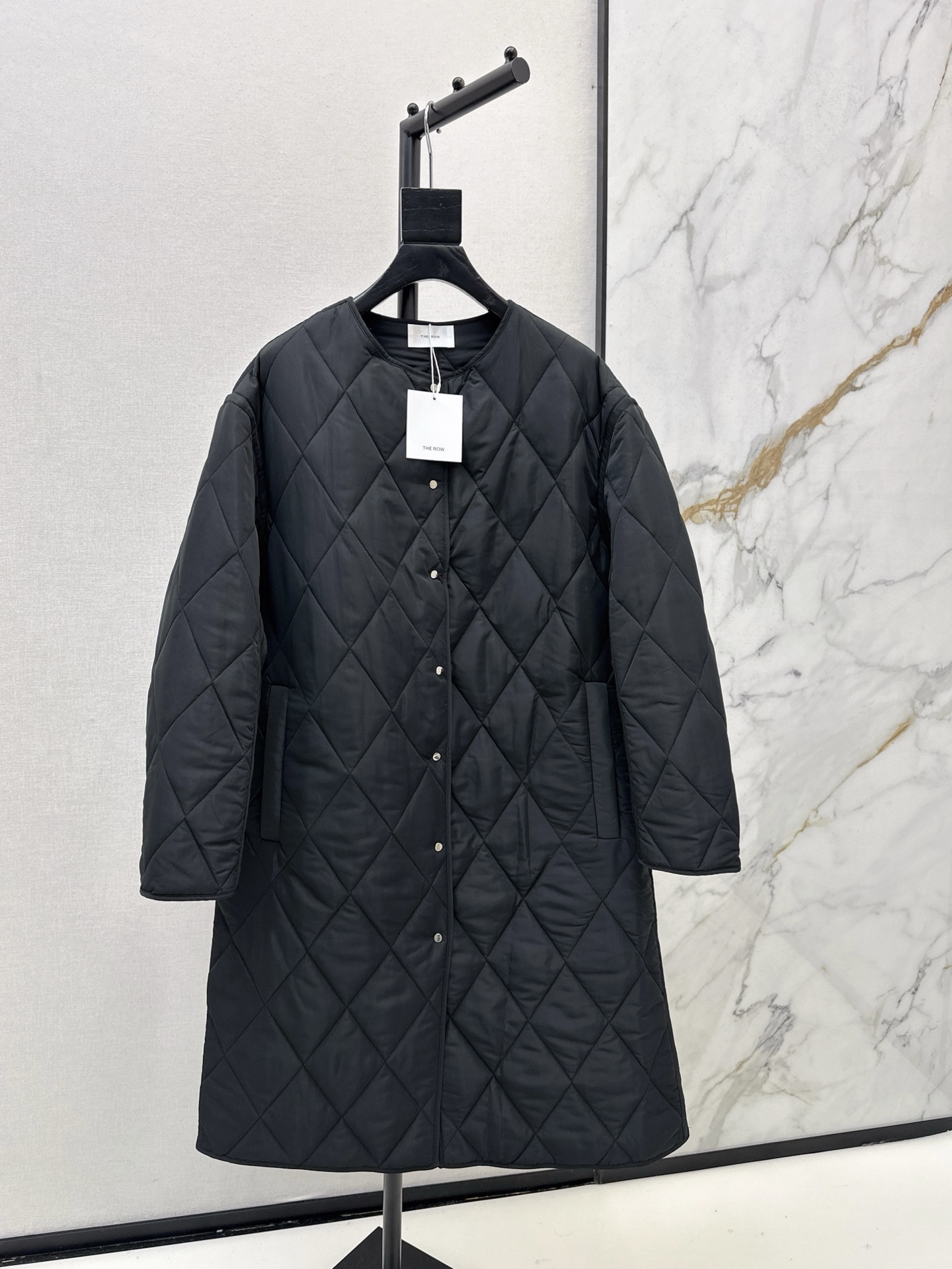 NO:590218,Recommended hot item: Tom 25Ss - the latest autumn and winter diamond quilted long cotton jacket. Long design. Fashionable and retro. Full marks. Lightweight, comfortable and warm. Low-key and fashionable. High-end minimalist style. Two colors available for sale. sml,, tom ford, jackets & coats, alexander wang19860909爆单款推荐 Tom 25Ss————秋冬最新款菱格洐缝长款棉衣外套 长款设计 时髦复古满分轻便舒适保暖性出奇的强 低调时髦 高级极简风穿搭 两色现货发售sml,,tom ford,jackets & coats,alexander wang,Women's clothing