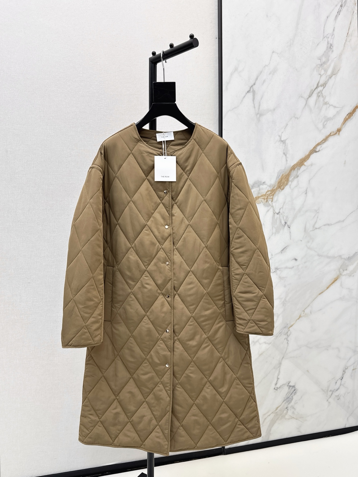 NO:590214,Recommended hot item: Tom 25Ss - the latest autumn and winter diamond quilted long cotton jacket. Long design. Fashionable and retro. Full marks. Lightweight, comfortable and warm. Low-key and fashionable. High-end minimalist style. Two colors available for sale. sml,, tom ford, jackets & coats, alexander wang19860909爆单款推荐 Tom 25Ss————秋冬最新款菱格洐缝长款棉衣外套 长款设计 时髦复古满分轻便舒适保暖性出奇的强 低调时髦 高级极简风穿搭 两色现货发售sml,,tom ford,jackets & coats,alexander wang,Women's clothing