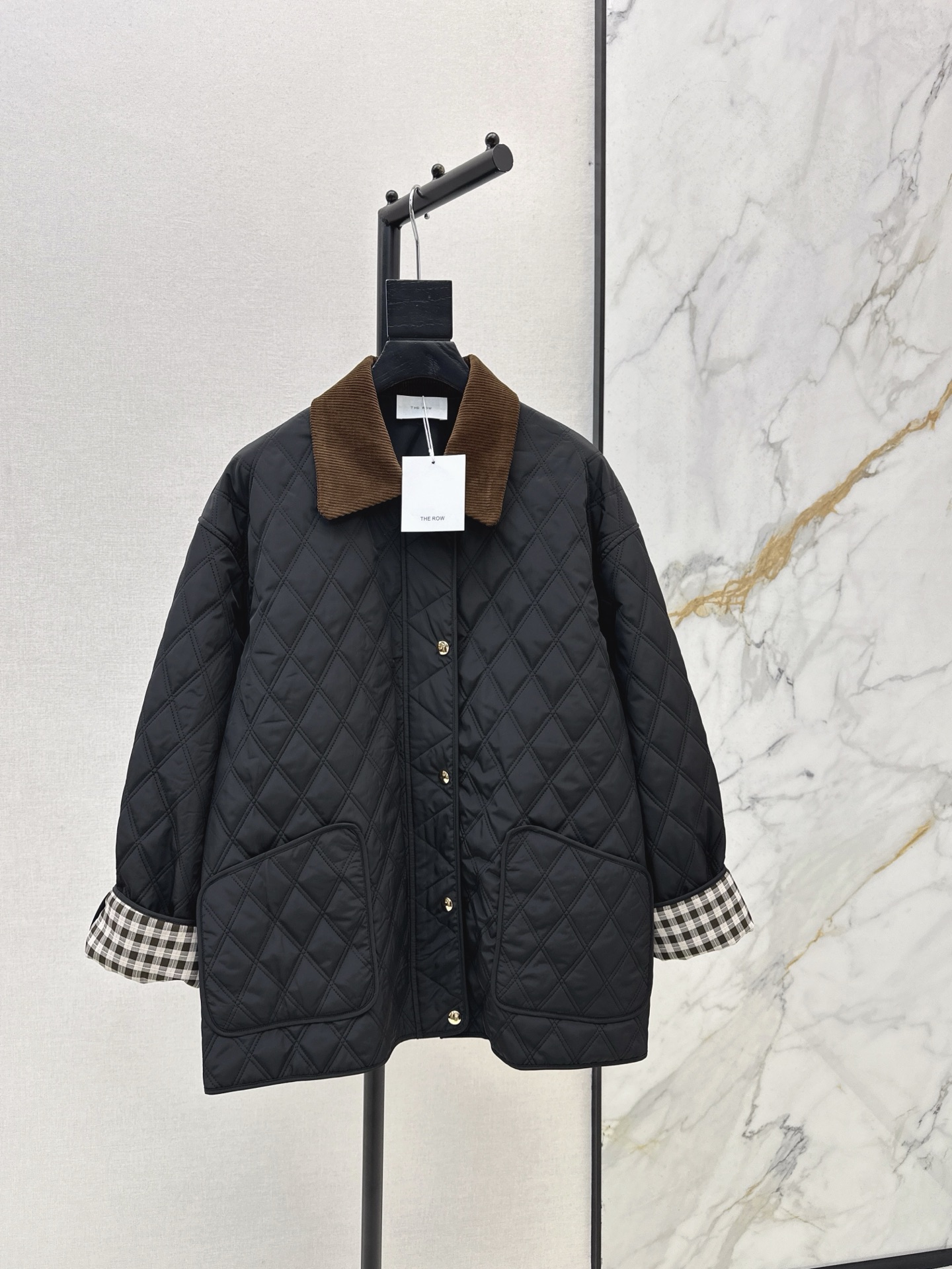 NO:590243,Recommended hot item: Tom 25Ss - the latest autumn and winter diamond quilted contrast color corduroy lapel cotton coat. Mid-length tailoring + plaid rolled sleeve design. Fashionable and retro, full score, lightweight, comfortable and surprisingly warm. Low-key and fashionable. High-end minimalist style. Two colors available for sale. sml,, tom ford, jackets & coats, alexander wang19860909爆单款推荐 Tom 25Ss————秋冬最新款菱格洐缝撞色灯芯绒翻领棉衣外套 中长款剪裁+格纹卷边袖设计 时髦复古满分轻便舒适保暖性出奇的强 低调时髦 高级极简风穿搭 两色现货发售sml,,tom ford,jackets & coats,alexander wang,Women's clothing