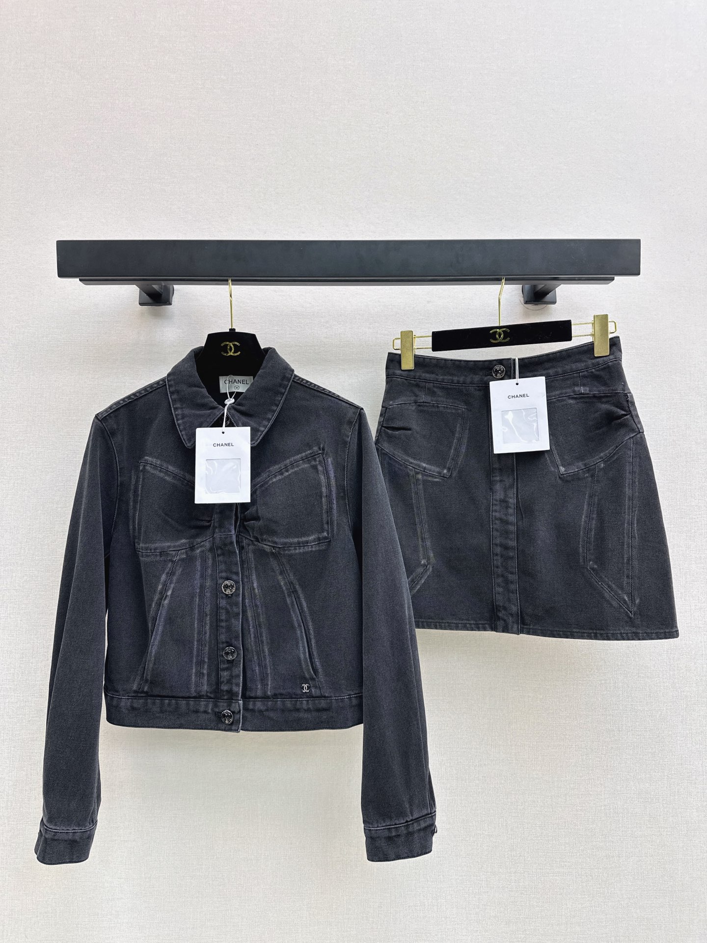 NO:590231,Coco Girl Outfits C Home 25Ss - the latest super hot bow series denim jacket in autumn and winter. A must-have item for Bai Fumei. Customized bow splicing and printing washing process. Even the buttons are bow-knot design. Super exquisite~ The classic silhouette short top is super beautiful. Sweet and cool lady style with fashionable items. Nostalgic enzyme washed denim fabric. Two colors are available for sale now. sml,,chanel,jackets & coats,jackets & coats,alexander wang19860909coco女孩穿搭 C家 25Ss———秋冬最新款超火蝴蝶结系列牛仔夹克外套 白富美必入单品 定制蝴蝶结拼接印花水洗工艺 连纽扣都是蝴蝶结设计超精致～ 经典廓形短款上身超好看 甜酷名媛风搭配时髦单品 怀旧酵素洗水牛仔面料 两色现货发售sml,,chanel,jackets & coats,jackets & coats,alexander wang,Women's clothing