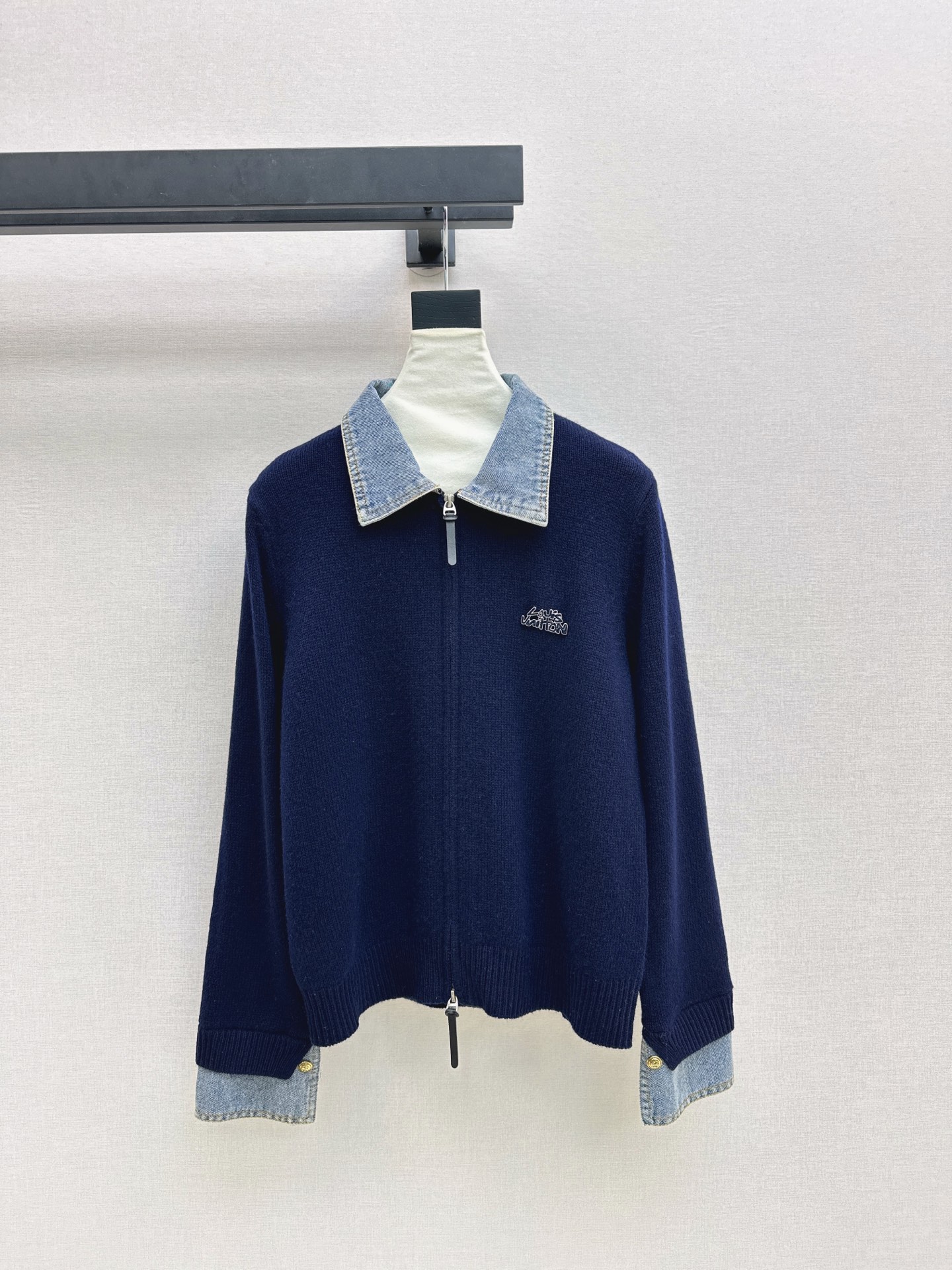 NO:590217,Exclusive model ~ L Family 25Ss————The new autumn and winter denim splicing polo cardigan is full of fashion. It is recommended to buy it. It is easy to wear for age reduction. A must-have for layering. It is very eye-catching. The wool yarn is a bonus for warmth. Three colors are on sale now. SML, Louis Vuitton, Alexander Wang19860909独家款～ L家 25Ss————秋冬新款牛仔拼接polo开衫时髦感十足 推荐入手 减龄又好穿 叠穿必备 非常吸睛 羊毛纱线保暖加分 三色现货发售sml,,louis vuitton,alexander wang,Women's clothing