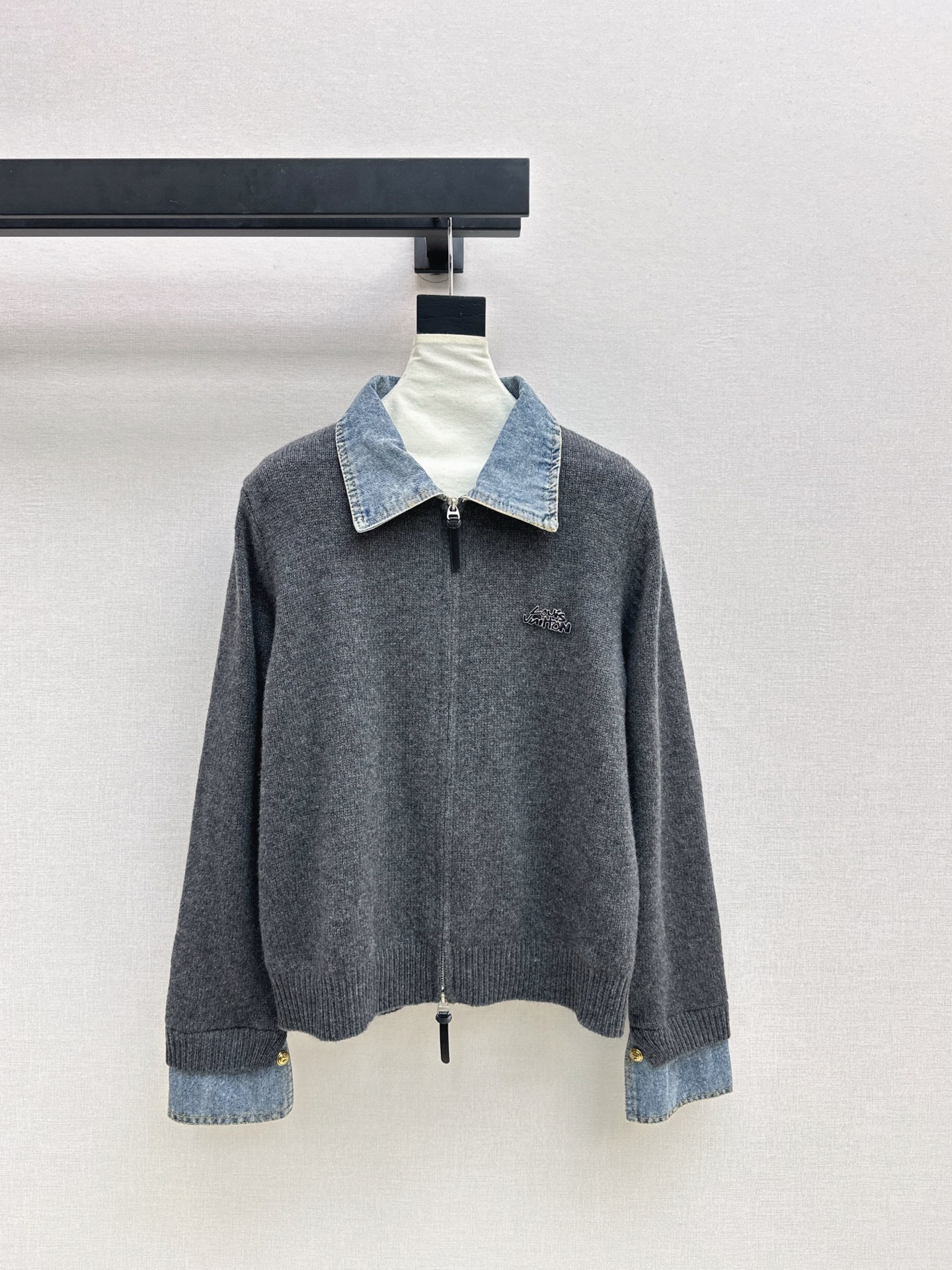 NO:590213,Exclusive model ~ L Family 25Ss————The new autumn and winter denim splicing polo cardigan is full of fashion. It is recommended to buy it. It is easy to wear for age reduction. A must-have for layering. It is very eye-catching. The wool yarn is a bonus for warmth. Three colors are on sale now. SML, Louis Vuitton, Alexander Wang19860909独家款～ L家 25Ss————秋冬新款牛仔拼接polo开衫时髦感十足 推荐入手 减龄又好穿 叠穿必备 非常吸睛 羊毛纱线保暖加分 三色现货发售sml,,louis vuitton,alexander wang,Women's clothing