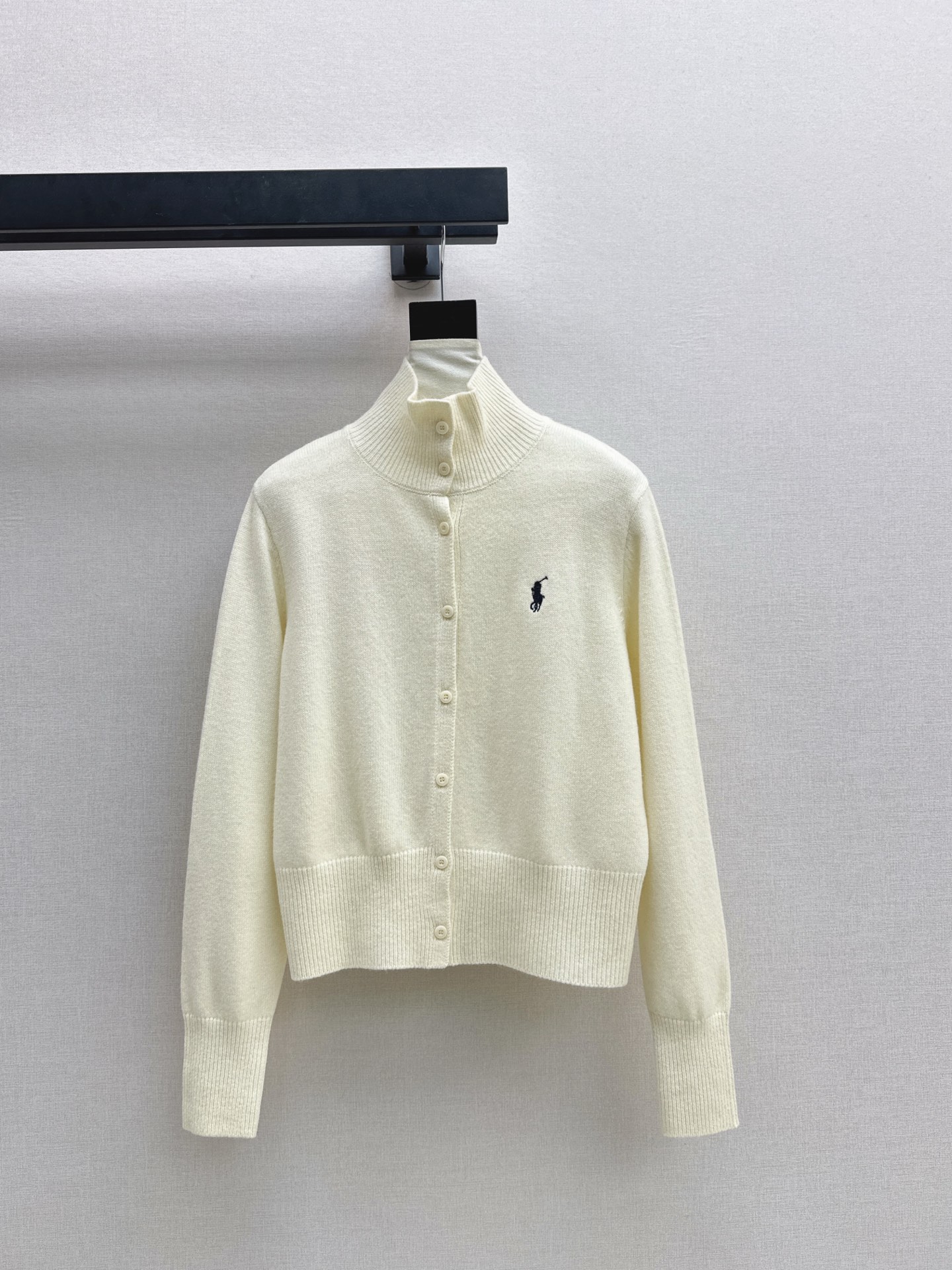 NO:590211,Exclusive model~~RL 25Ss————The latest classic embroidered knitted stand-collar cardigan for early autumn, American style look~~Classic version design, casual and versatile, basic colors can be matched casually and you can’t go wrong!  This basic style is the key point. It looks good when worn alone or layered. The classic embroidery is beautiful and more durable. Three colors are available in stock. sml,, alexander wang19860909独家款～～RL 25Ss————早秋最新款经典刺绣针织立领开衫美式穿搭Look～～经典版型设计 休闲百搭 基础色随意搭配都不会出错！这种基础款版型是重点 单穿叠穿都好看 经典的刺绣美观的同时更经久耐穿 三色现货发售sml,,alexander wang,Women's clothing