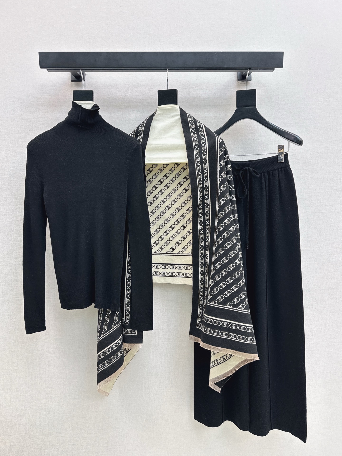 NO:590208,Recommended hot item: Ce 25Ss - the latest early autumn knitted suit with logo presbyopia shawl + turtleneck bottoming shirt + elastic waist straight pants. Exquisite beauty. The overall feeling is very simple and elegant. When paired together, it gives you a gentle, beautiful and moving feeling. The color and pattern are impeccable. A must-have for lazy people. It will look good no matter how you wear it. The texture of the fabric is excellent. It is made of custom-made wool fabric. The details are in place. Available in one set.  Three colors ready for sale sml, shawls, alexander wang19860909爆单款推荐 Ce 25Ss———早秋最新款针织套装logo老花披肩+高领打底衫+松紧腰直筒裤 精致美感 整体给人感觉特别的简约大气 一套搭配起来给你人一种温柔美丽动人的感觉 颜色跟版型都无可挑剔 懒人必备一套怎么搭都好看 面料质感一绝 采用的是定制羊毛面料 细节很到位 一套出 三色现货发售sml,,shawls,alexander wang,Women's clothing