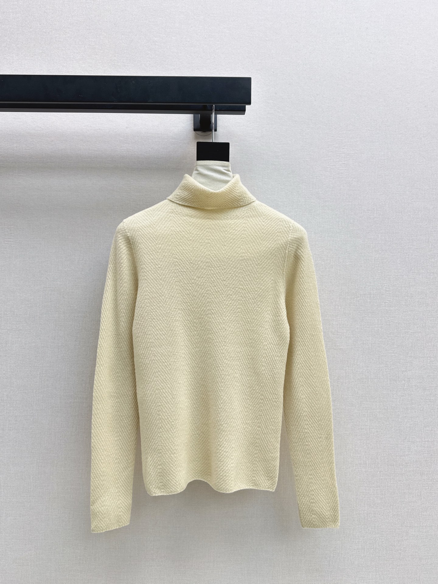 NO:590202,A must-have for everyone, LP 25Ss————The latest autumn and winter herringbone textured turtleneck bottoming shirt. A daily must-have. Easy to wear and match. Made of wool knitted yarn. It is very soft, slim and comfortable. The herringbone pattern has bright spots but is not too eye-catching. Four colors are on sale now: sml, loro piana, alexander wang19860909人手必备 LP 25Ss————秋冬最新款人字纹提织纹里高领打底衫 日常必备款 各种好穿好搭配 采用羊毛针织纱线面料 十分软糯贴身舒适 人字纹纹里有亮点又不过分吸睛 四色现货发售sml,,loro piana,alexander wang,Women's clothing