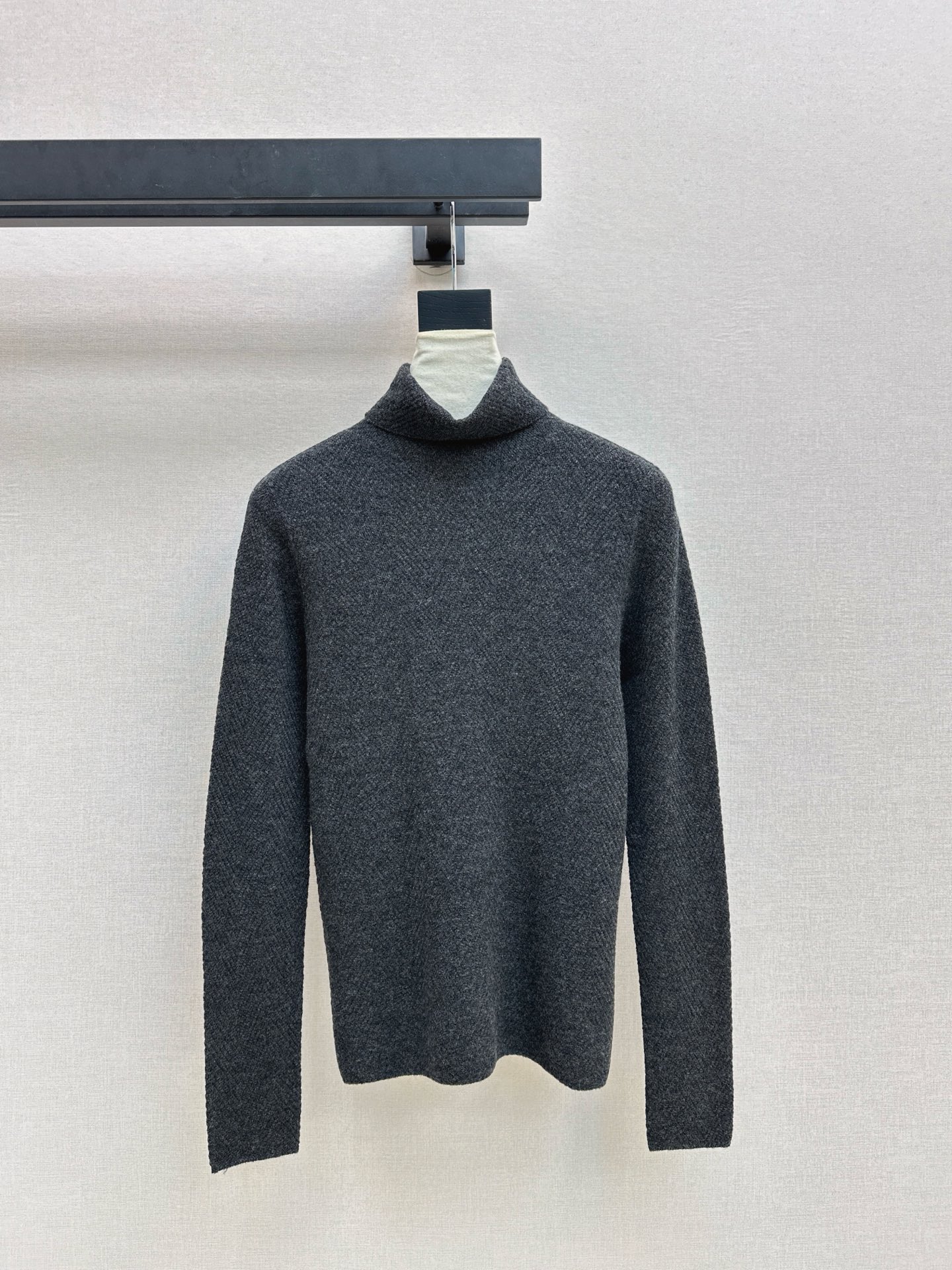 NO:590199,A must-have for everyone, LP 25Ss————The latest autumn and winter herringbone textured turtleneck bottoming shirt. A daily must-have. Easy to wear and match. Made of wool knitted yarn. It is very soft, slim and comfortable. The herringbone pattern has bright spots but is not too eye-catching. Four colors are on sale now: sml, loro piana, alexander wang19860909人手必备 LP 25Ss————秋冬最新款人字纹提织纹里高领打底衫 日常必备款 各种好穿好搭配 采用羊毛针织纱线面料 十分软糯贴身舒适 人字纹纹里有亮点又不过分吸睛 四色现货发售sml,,loro piana,alexander wang,Women's clothing