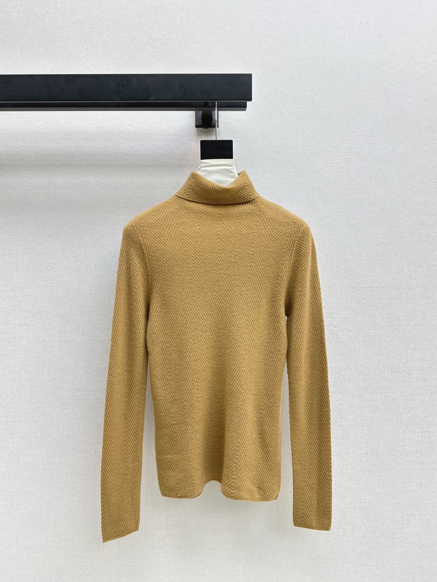 NO:590195,A must-have for everyone, LP 25Ss————The latest autumn and winter herringbone textured turtleneck bottoming shirt. A daily must-have. Easy to wear and match. Made of wool knitted yarn. It is very soft, slim and comfortable. The herringbone pattern has bright spots but is not too eye-catching. Four colors are on sale now: sml, loro piana, alexander wang19860909人手必备 LP 25Ss————秋冬最新款人字纹提织纹里高领打底衫 日常必备款 各种好穿好搭配 采用羊毛针织纱线面料 十分软糯贴身舒适 人字纹纹里有亮点又不过分吸睛 四色现货发售sml,,loro piana,alexander wang,Women's clothing