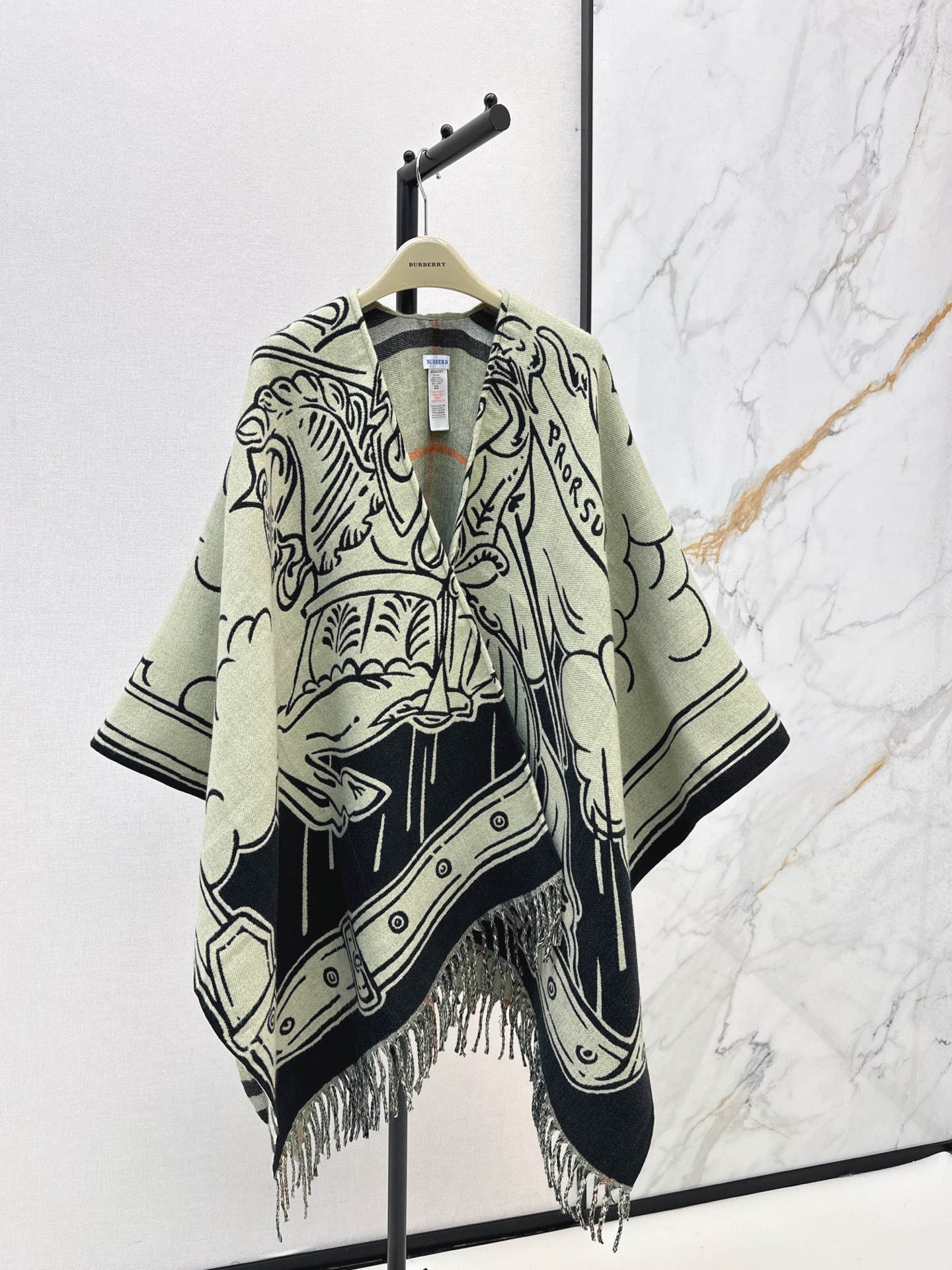 NO:590186,Exclusive debut of Bur 25Ss - the latest classic pattern wool shawl and large scarf cloak in autumn and winter. Original custom-made craftsmanship. Hand-made piping and beard crafts. Irregular drape is handsome and modern. Advanced color matching double weave pattern. Low-key luxury to create British retro style. Imported wool is fine, comfortable and warm. The original tailoring is perfect. The upper body is extremely elegant and casual and high-end. One-size-fits-all, burberry, shawls, alexander wang19860909独家首发 Bur 25Ss————秋冬最新款经典图案羊毛披肩大围巾斗篷原版定制工艺 纯手工滚边流须工艺 不规则垂坠感帅气摩登 高级配色双织图案 低调奢华打造英伦复古风尚 进口羊毛细腻舒适又保暖 原版剪裁版型完美 上身极致优雅的随性高级感 一色均码,,burberry,shawls,alexander wang,Women's clothing