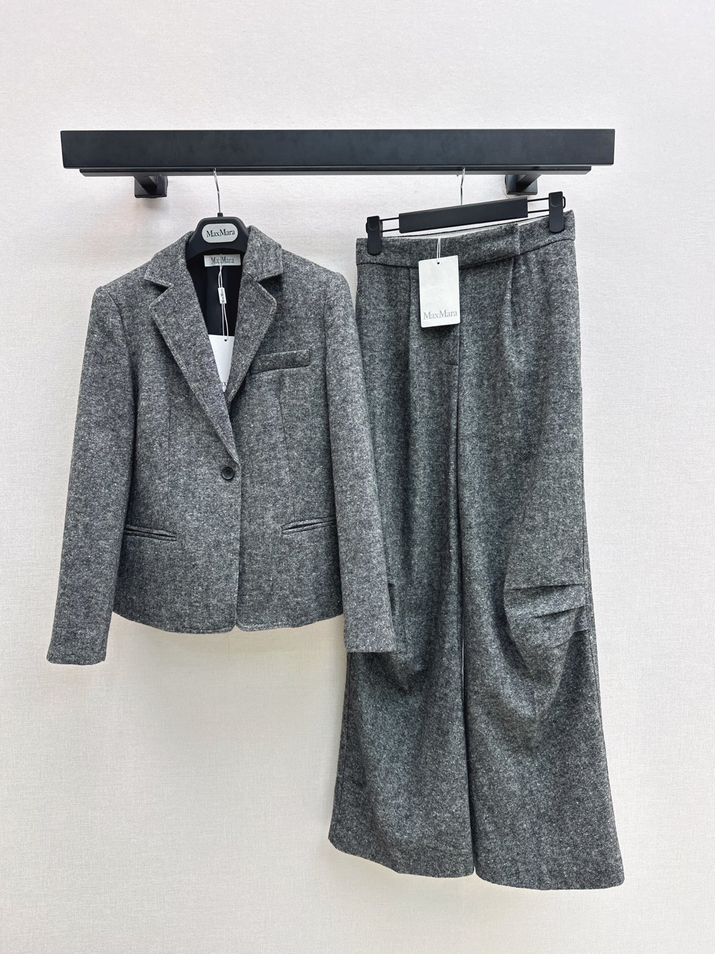 NO:590210,Exclusive first release of Max 25Ss - the latest minimalist high-end gray suit in early autumn. High-luxury Italian minimalist suit jacket + trousers. Minimalist broad-shouldered H version. Wool content fabric. Fabric is quite wide and stylish. Lazy and casual high-end item. Highly recommended for personal use. 3D three-dimensional version retro and elegant. Developed in one color. Ready for sale sml. Outside, jackets & coats, business suit, alexander wang19860909独家首发 Max 25Ss————早秋最新款极简主义高级灰套装高奢意式极简西装外套+西裤 极简主义宽肩H版型 羊毛含量面料 面料挺阔有型 慵懒随性的高级单品 强烈推荐自留百搭单品 3D立体版型复古优雅 一色分开发 现货发售sml 外,,jackets & coats,business suit,alexander wang,Women's clothing