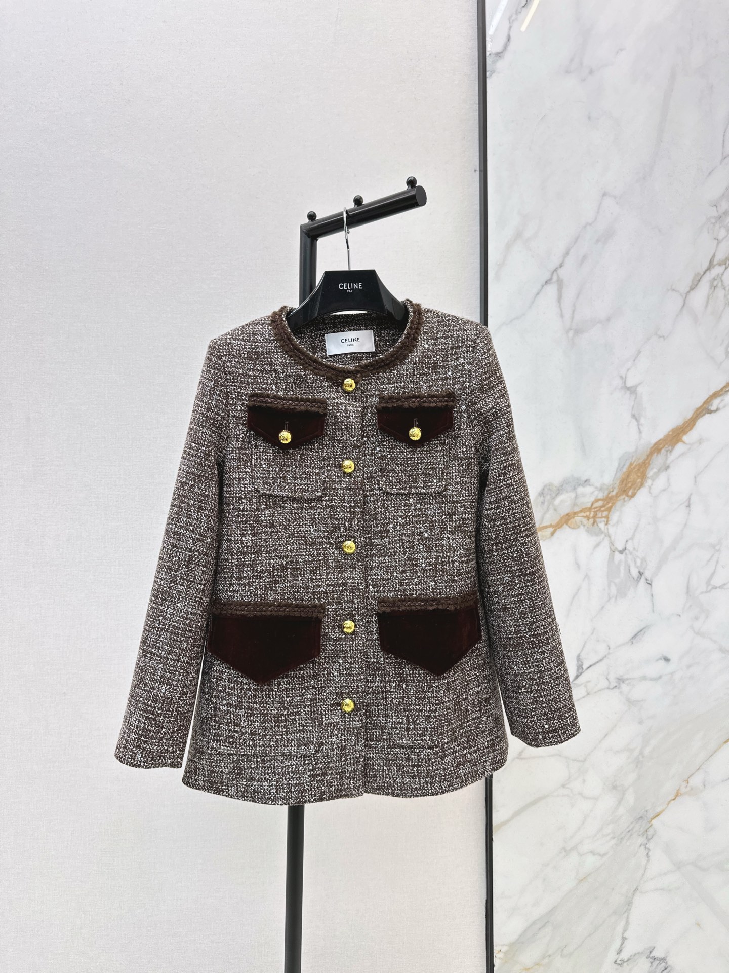 NO:590657,Ce 25Ss————The latest round neck and suede jacket for autumn and winter. Imported woolen material. Woven leather decoration on the collar and pocket edges. High-end texture. Full appearance. Round neck dress jacket style. Straight shoulder pad design fits the human body and makes the figure slimmer and taller. Customized Arc de Triomphe hardware highlights details. Standing in ladylike style. Noble and texture. Intellectual gentleness. One color ready for sale. sml,, jackets & coats, chamois  leather,alexander wang19860909Ce 25Ss————秋冬最新款圆领拼麂皮绒外套 进口粗纺含羊毛材质 领口以及口袋边编织皮革装饰 质感高级 品相十足 圆领洋装外套版型 正肩垫肩设计贴合人体 更显身姿纤细挺拔 定制凯旋门五金点亮细节 名媛格调立显 显贵显质感 知性温柔 一色现货发售sml,,jackets & coats,chamois leather,alexander wang,Women's clothing