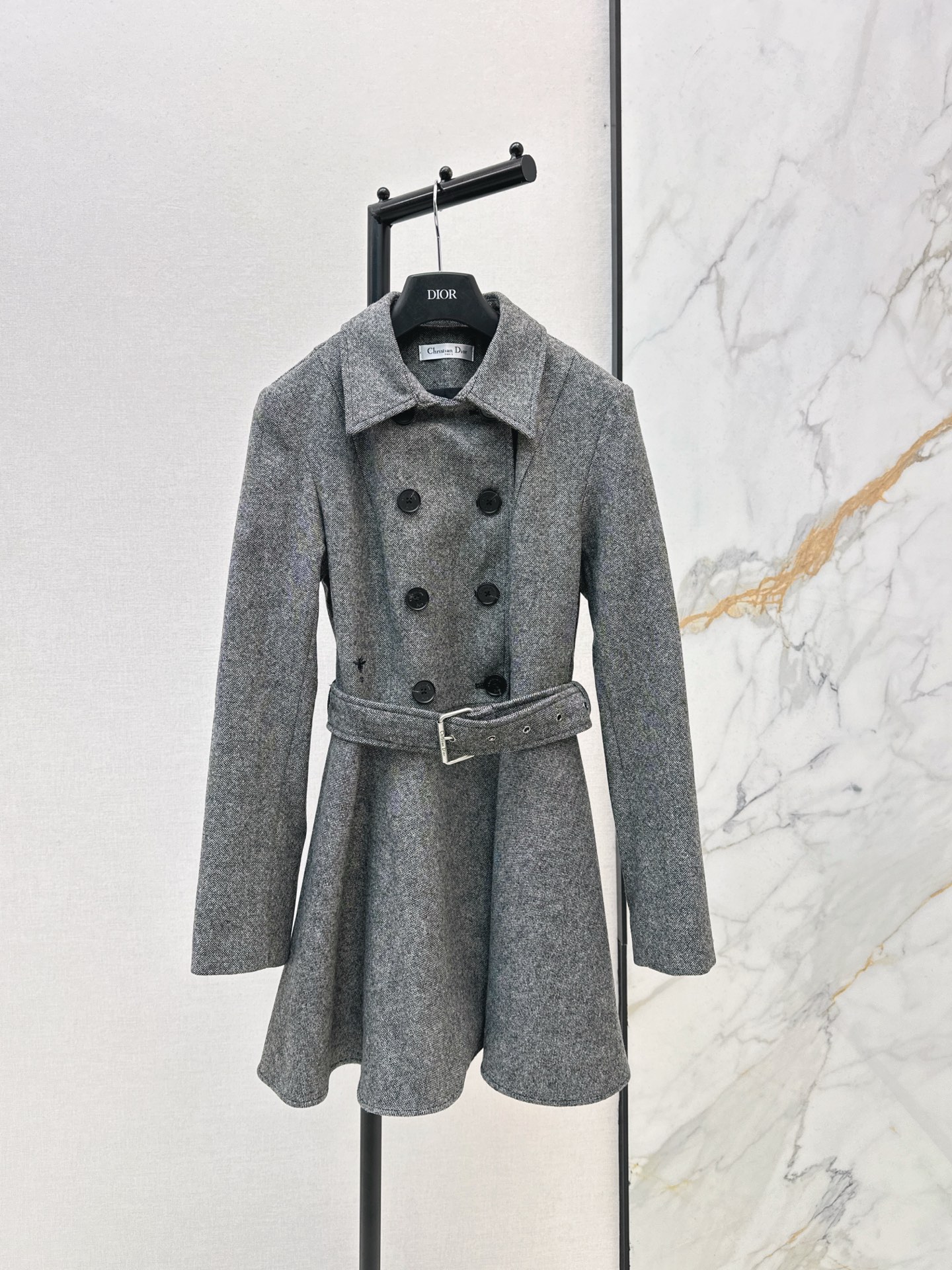 NO:590651,CD 25Ss————The latest lapel double-breasted belt dress for autumn and winter. Customized hardware. High-end western style. Silhouette and waist-slimming version. The real upper body shows perfect lines. Adds nobility and elegance. Shows luxury taste. Paired with the fabric belt to enhance the sense of haute couture. Elegant yet playful. The first choice for fashionable and sophisticated autumn and winter. Suitable for commuting and dating and other occasions. Available in stock in one color. sml, skirts, alexander wang19860909CD 25Ss————秋冬最新款翻领双排扣腰带连衣裙 定制五金 高级洋气 廓形修腰版型 真上身显示完美线条感 增添高贵优雅 展现奢华品味 搭配本布腰带 提升高定华贵感 雅致不失俏皮感 秋冬时髦精穿搭首选 适配通勤约会等多种穿搭场合 一色现货发售sml,,skirts,alexander wang,Women's clothing