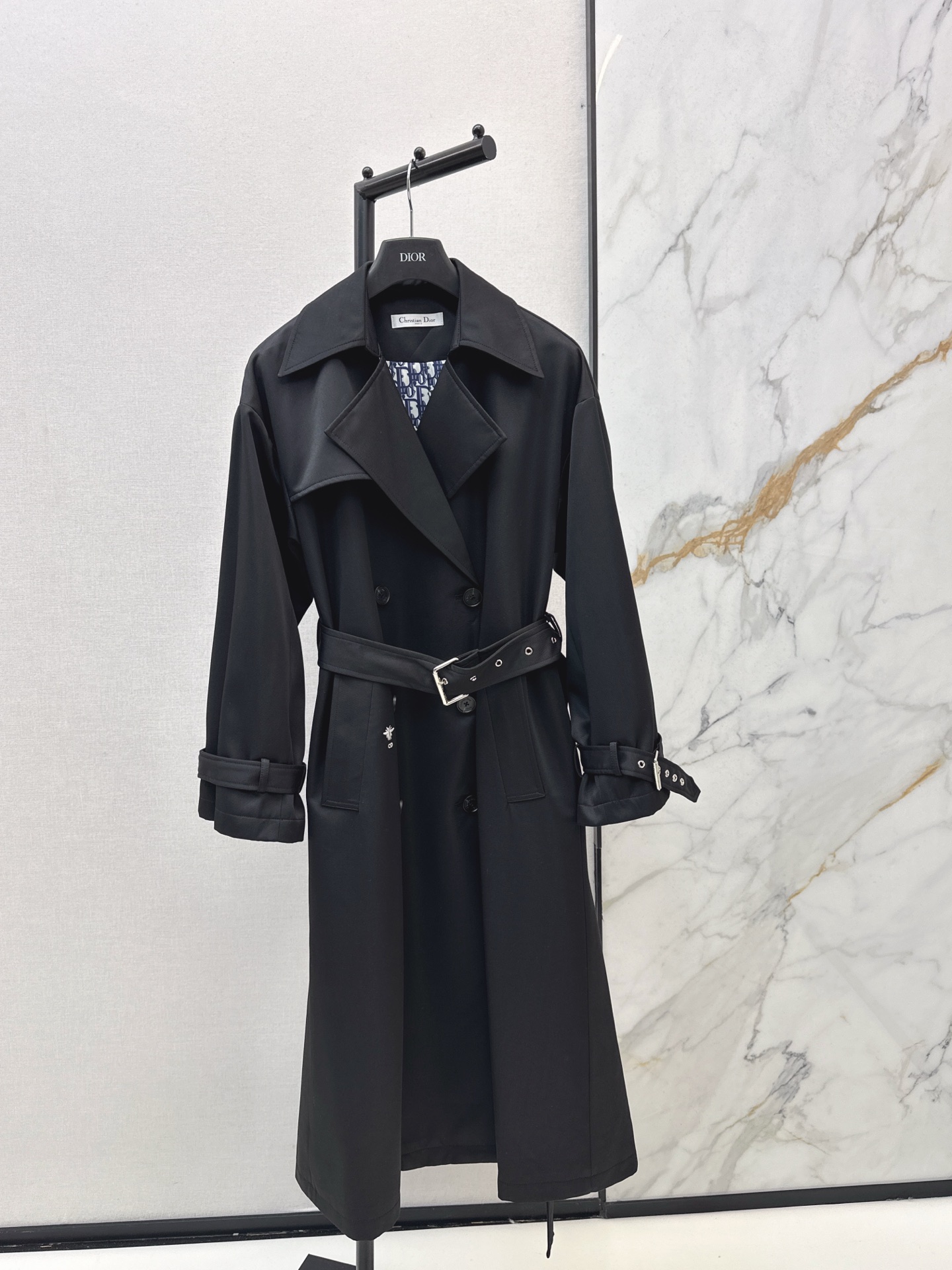 NO:590677,CD 25Ss - the latest long double-breasted trench coat for autumn and winter. Handsome blogger style. An indispensable trench coat with concave and convex shapes. Double-breasted lapel with classic bee embroidery logo. The lining is the classic presbyopia logo, emphasizing the low-key luxury of details. It is paired with a custom-made logo letter printed fabric belt. The overall texture is online. It has a classic atmosphere and a high-end aura. Two colors are available for sale now. sml,, jackets & coats, alexander wang19860909CD 25Ss————秋冬最新款长款双排扣风衣外套 帅气博主范 凹凸造型不可缺少的风衣 翻领双排扣经典小蜜蜂刺绣logo 内衬是经典老花logo 强调细节感低调奢华 搭配定制logo字母印花本布腰带 整体质感在线 自带一种经典大气 高级气场 两色现货发售sml,,jackets & coats,alexander wang,Women's clothing