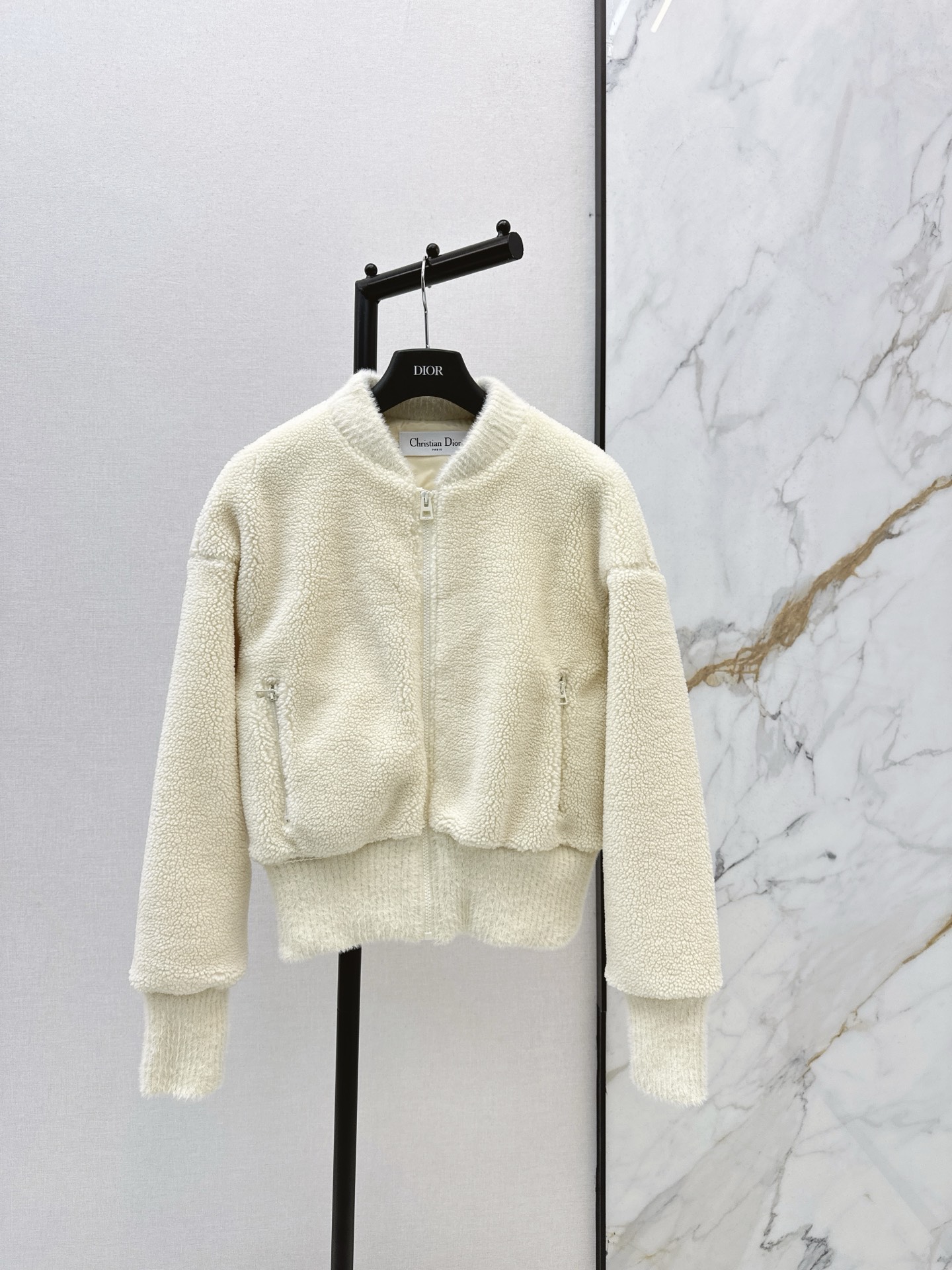 NO:590674,CD 25Ss————The latest eco-friendly recycled plush plush jacket for autumn and winter. Delicate texture and comfortable to wear. Stand-up collar zipper jacket style. Obvious plush warmth brings more style. The collar, cuffs and hem are edged with plush knitted rib threads. It is closer to the body and warmer. Simple yet high-end. Fashionable and stylish for daily wear. Available in one color. sml,,jackets & coats,jackets & coats,alexander wang19860909CD 25Ss————秋冬最新款环保再生毛毛绒外套 质感细腻 穿搭舒适 立领拉链夹克版型 明显毛绒保暖带来更多穿搭风格 领边袖口和下摆以毛绒针织坑条螺纹包边 贴身更保暖 简约不失高级感 日常穿搭时髦洋气 一色现货发售sml,,jackets & coats,jackets & coats,alexander wang,Women's clothing