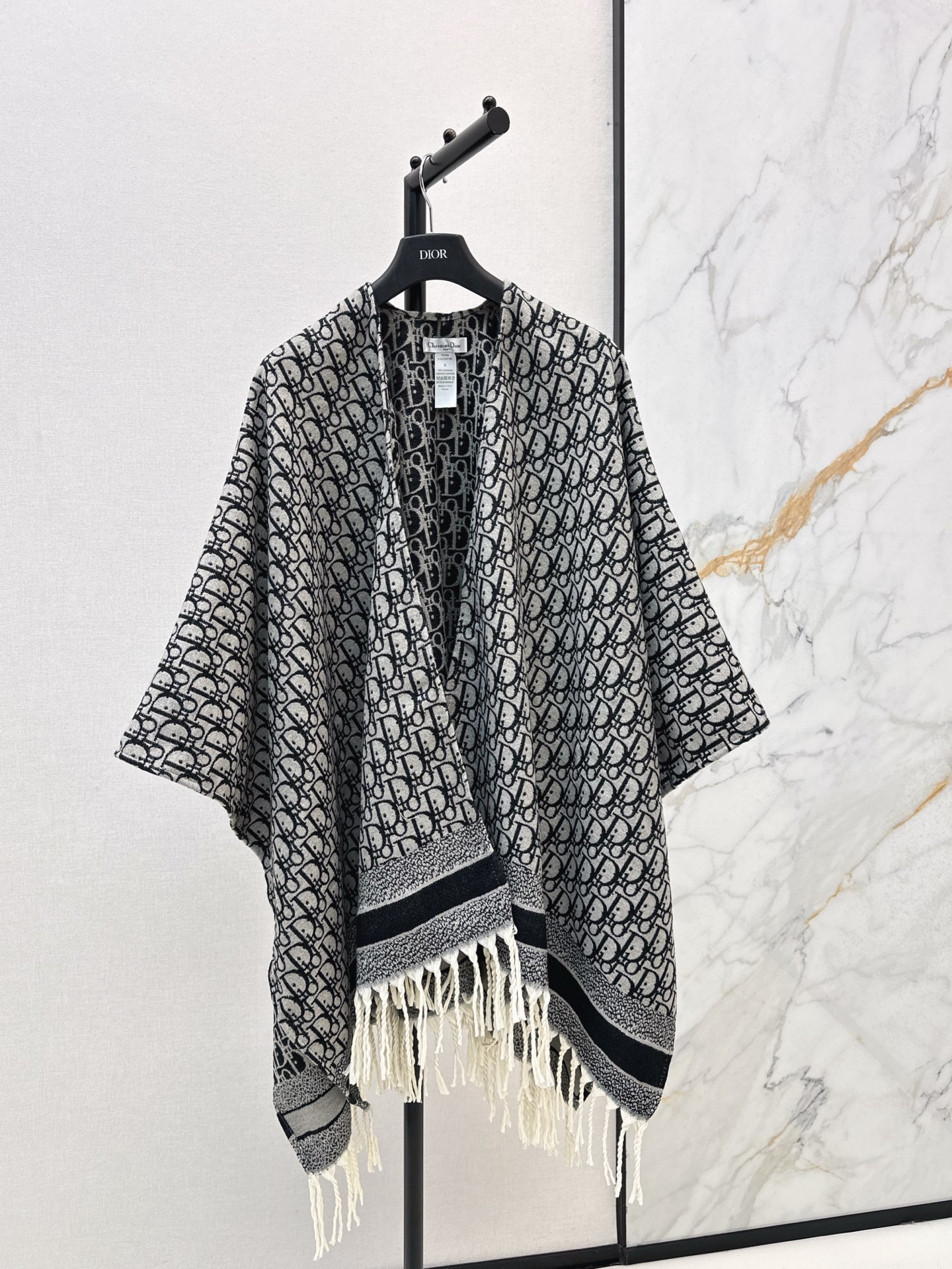 NO:590671,Exclusive first CD 25Ss————The latest classic presbyopic pattern wool shawl and large scarf cloak in autumn and winter. Original custom-made craftsmanship. Hand-made piping and beard crafts. Irregular drape is handsome and modern. Advanced color matching double-woven pattern. Low-key luxury creates British retro style. Imported wool is fine, comfortable and warm. The original tailoring version is perfect and easy to control. The upper body is extremely elegant and casual and high-end. One color, one size fits all,,shawls,alexander wang19860909独家首发 CD 25Ss————秋冬最新款经典老花图案羊毛披肩大围巾斗篷原版定制工艺 纯手工滚边流须工艺 不规则垂坠感帅气摩登 高级配色双织图案 低调奢华打造英伦复古风尚 进口羊毛细腻舒适又保暖 原版剪裁版型完美轻松驾驭 上身极致优雅的随性高级感 一色均码,,shawls,alexander wang,Women's clothing