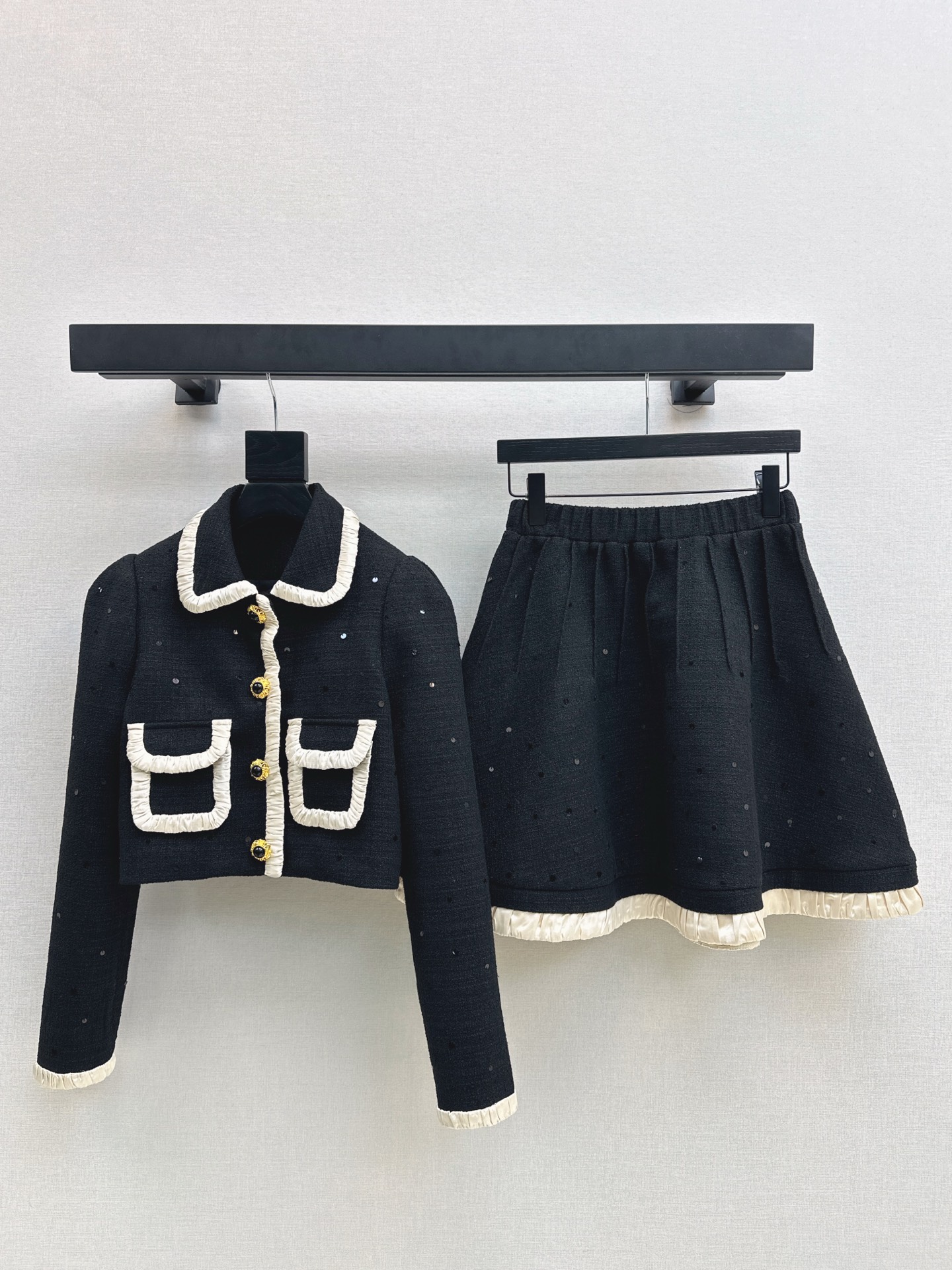 NO:590662,Fashionable design of jacket and skirt 25Ss————The latest new fashionable lady suit for autumn and winter. Contrast color lapel double pocket jacket + A-line skirt. The black sequin craftsmanship is very layered. It is very good to match the lace decoration. The version is versatile and hides the flesh and looks slim. It is definitely a must-have for daily or commuting. The minimalist temperament is fashionable and tasteful without losing the romantic atmosphere. The sense of wealth and wealth is developed in one color.  Ready for sale sml,,skirts,jackets & coats,alexander wang19860909外套半裙时髦设计 25Ss————秋冬最新款新小香风名媛套装 撞色翻领双口袋外套+A字摆半裙 黑色亮片工艺做法很有层次感 搭配花边装饰很加分 版型百搭又藏肉显瘦 绝对是日常或通勤必备款 极简气质时髦风超有品味 又不失浪漫气息 富贵千金即视感 一色分开发 现货发售sml,,skirts,jackets & coats,alexander wang,Women's clothing